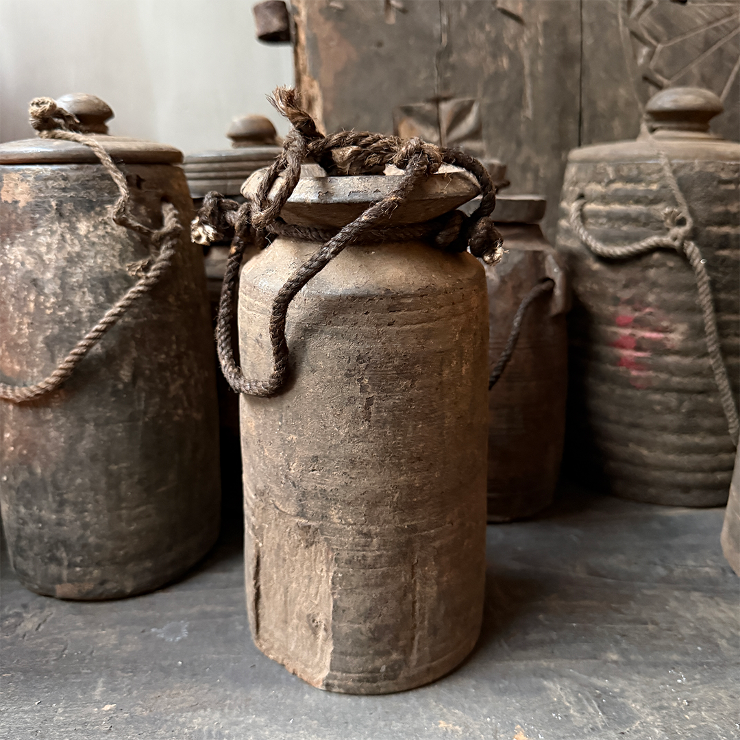 Altes Holzgefäß mit Deckel