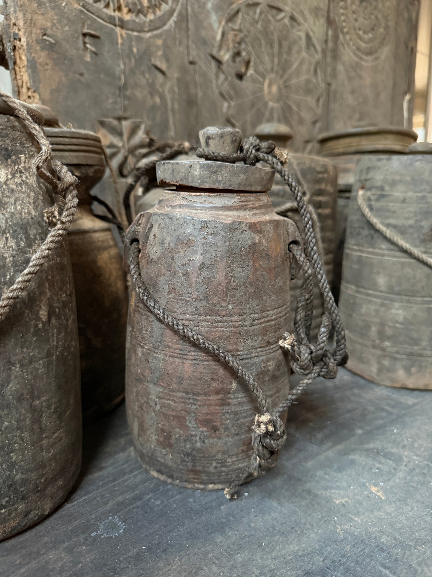 Altes nepalesisches Gefäß mit Deckel