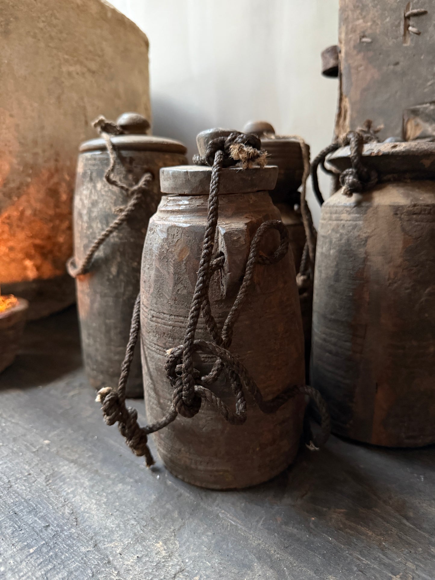 Altes nepalesisches Gefäß mit Deckel