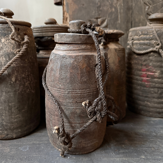 Altes nepalesisches Gefäß mit Deckel