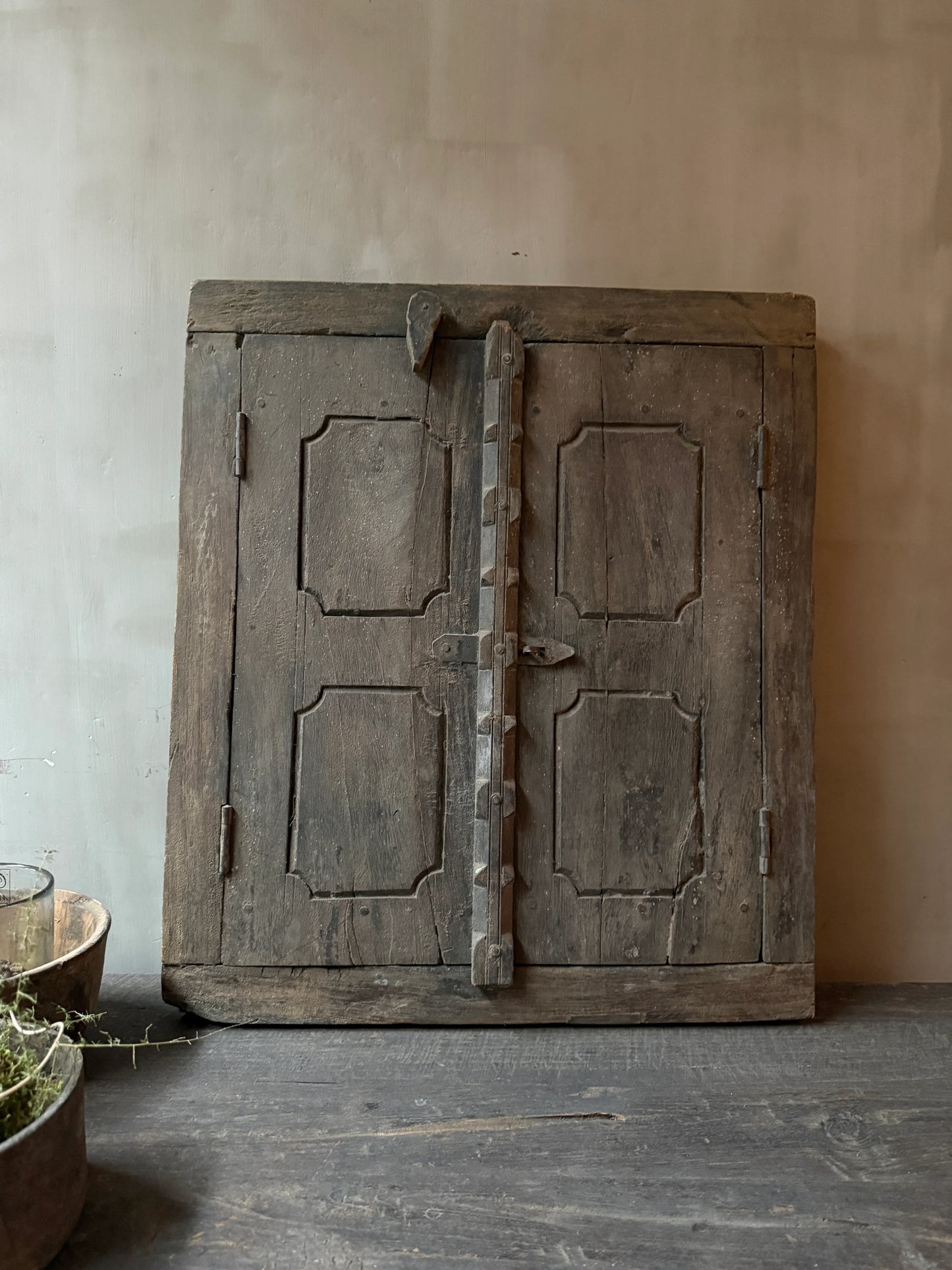 Authentiek houten luikje, handgemaakt woonaccessoire met sobere, landelijke uitstraling.