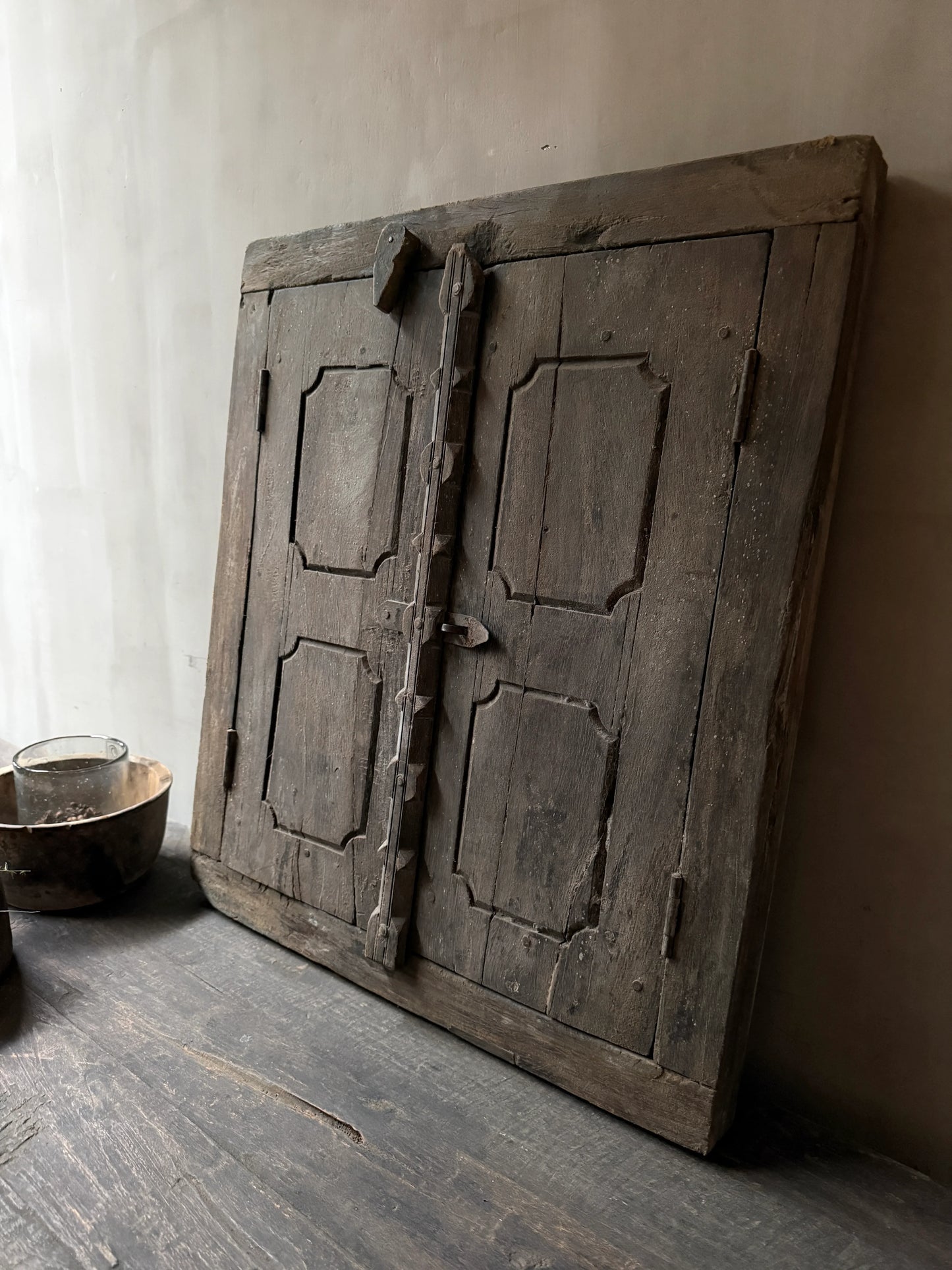 Authentiek houten luikje, handgemaakt, rustiek landelijk woonaccessoire tegen sobere muur