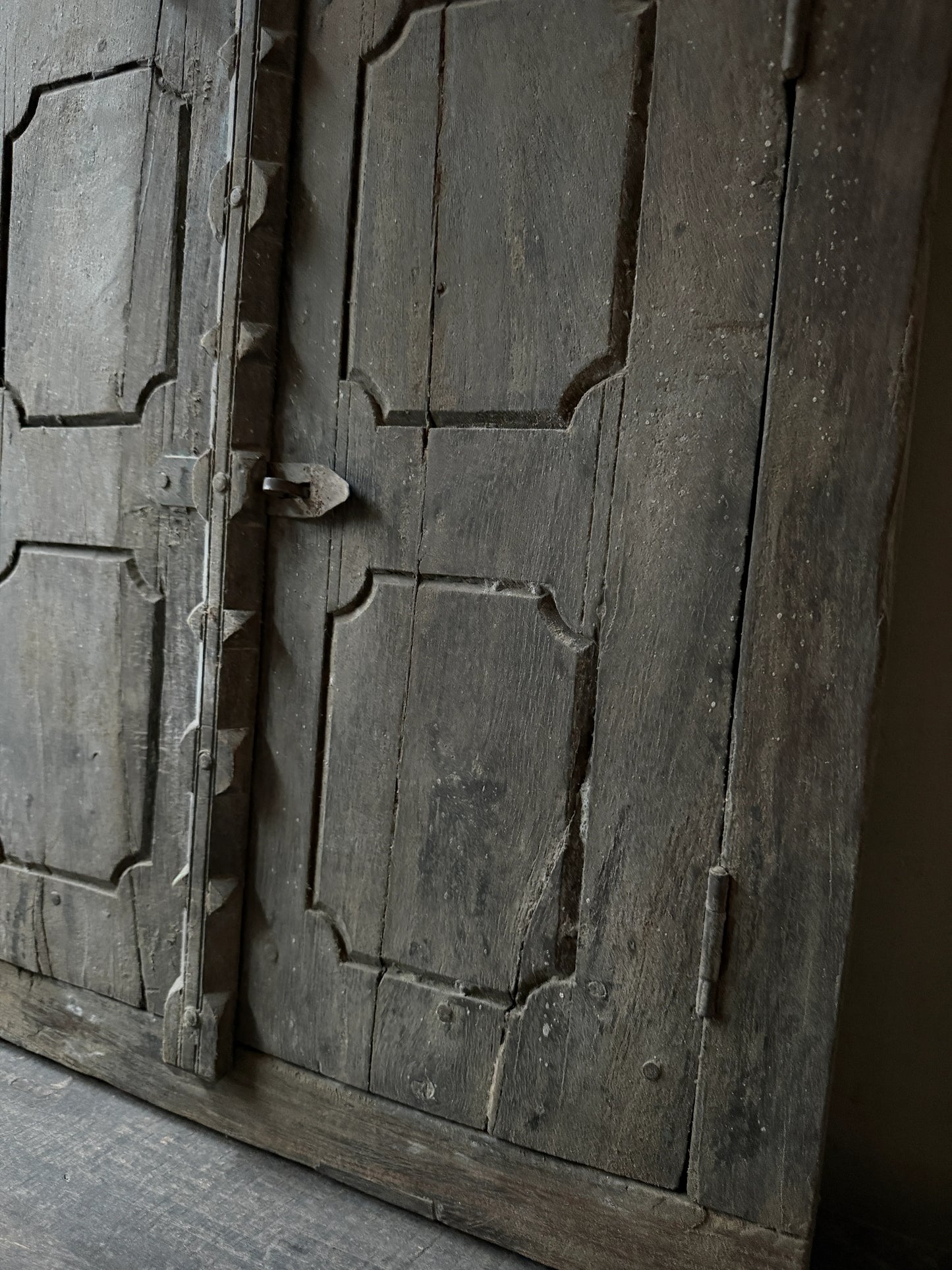 Authentiek houten luikje, handgemaakt, sober en landelijk woonaccessoire uit India