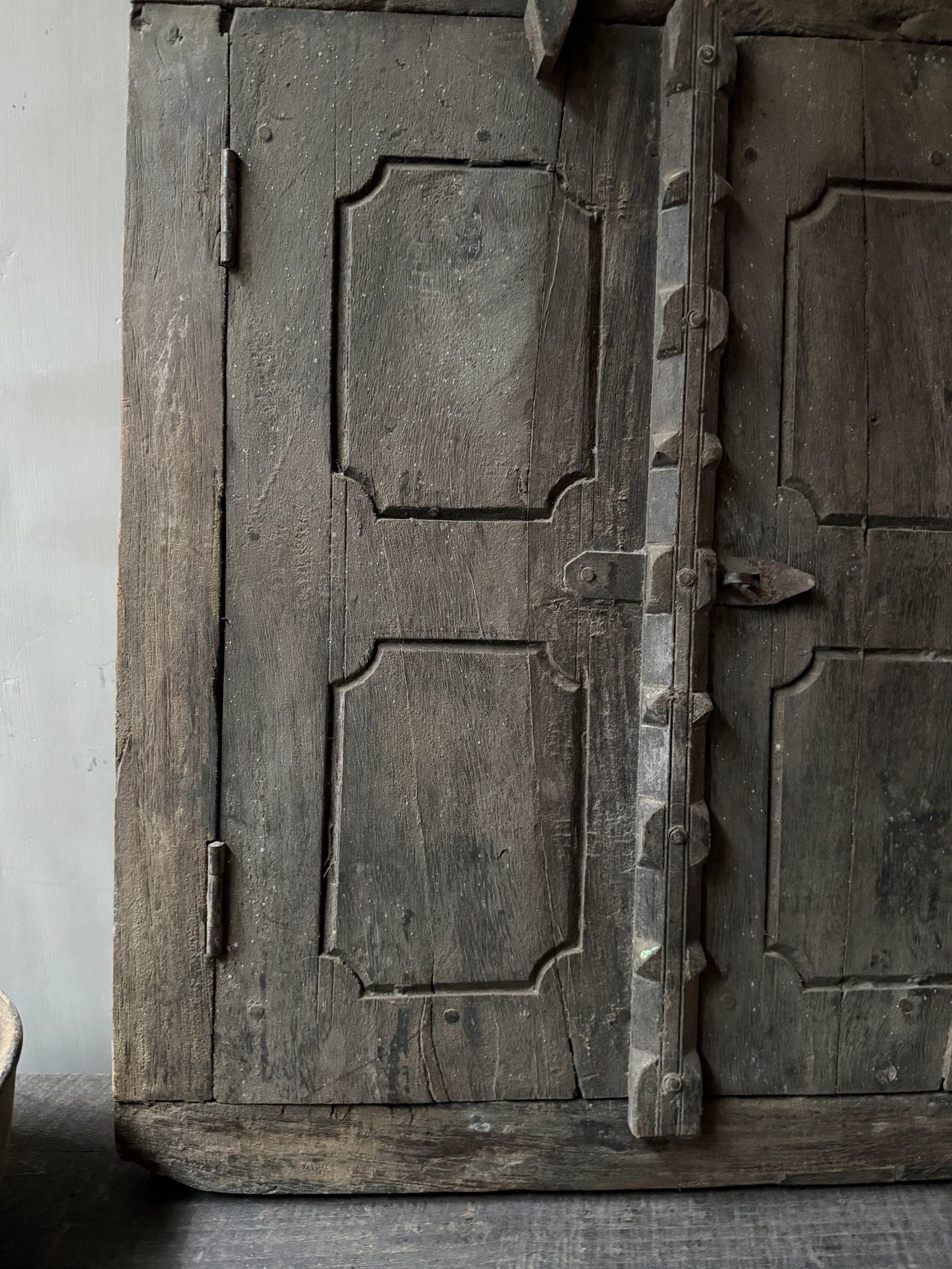 Authentiek handgemaakt houten luikje met rustieke uitstraling, landelijk en sober interieur