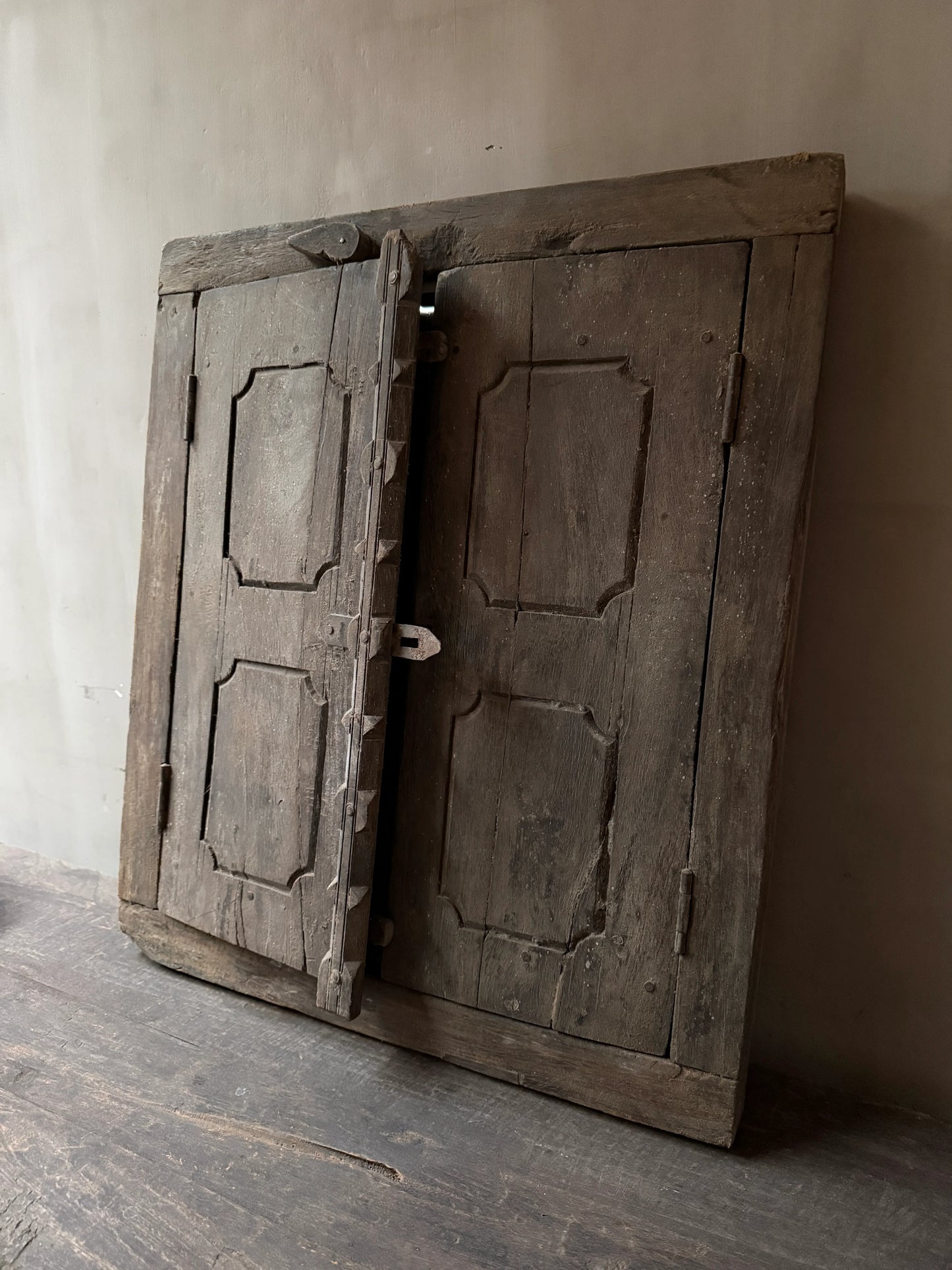 Authentiek houten luikje, oud en handgemaakt, sober landelijk woonaccessoire My Sober Home