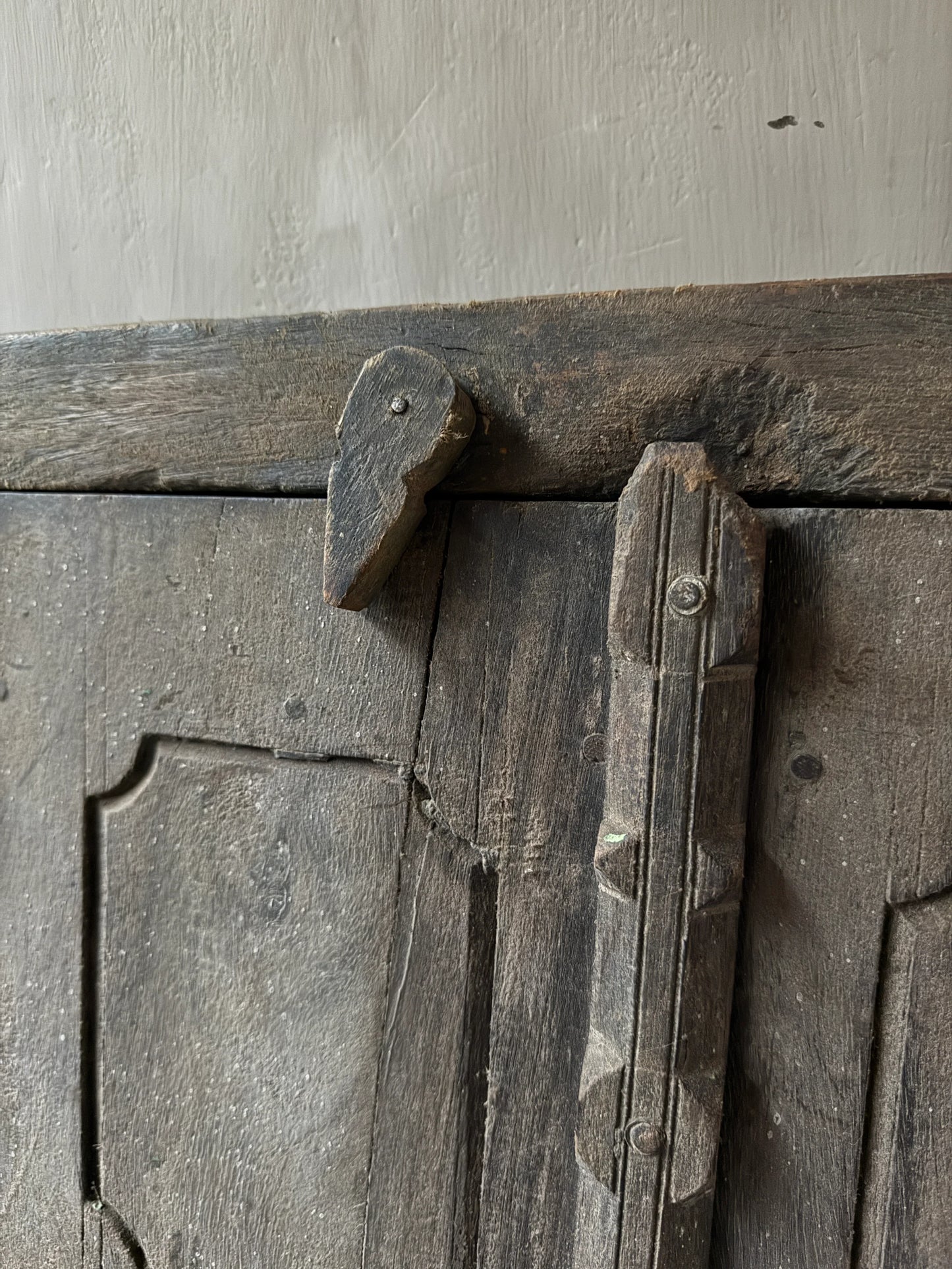 Authentiek oud houten luikje met handgemaakt beslag, landelijk en sober interieuraccessoire.