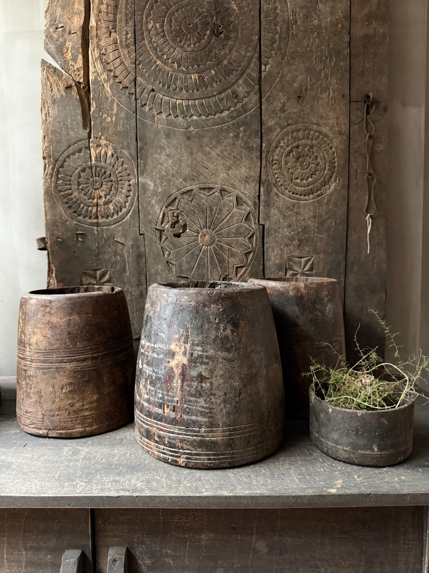 Handgemaakte houten potten op een robuust houten kastje, landelijk en sober interieur