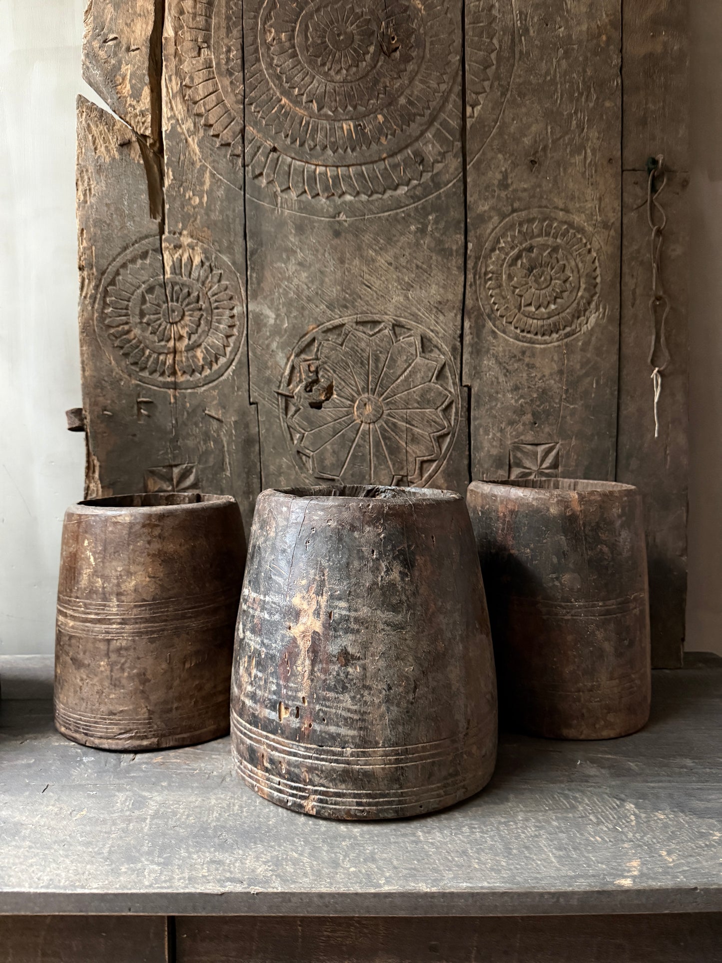 Authentieke handgemaakte houten potten op een stoer houten blad, landelijk sober interieur.