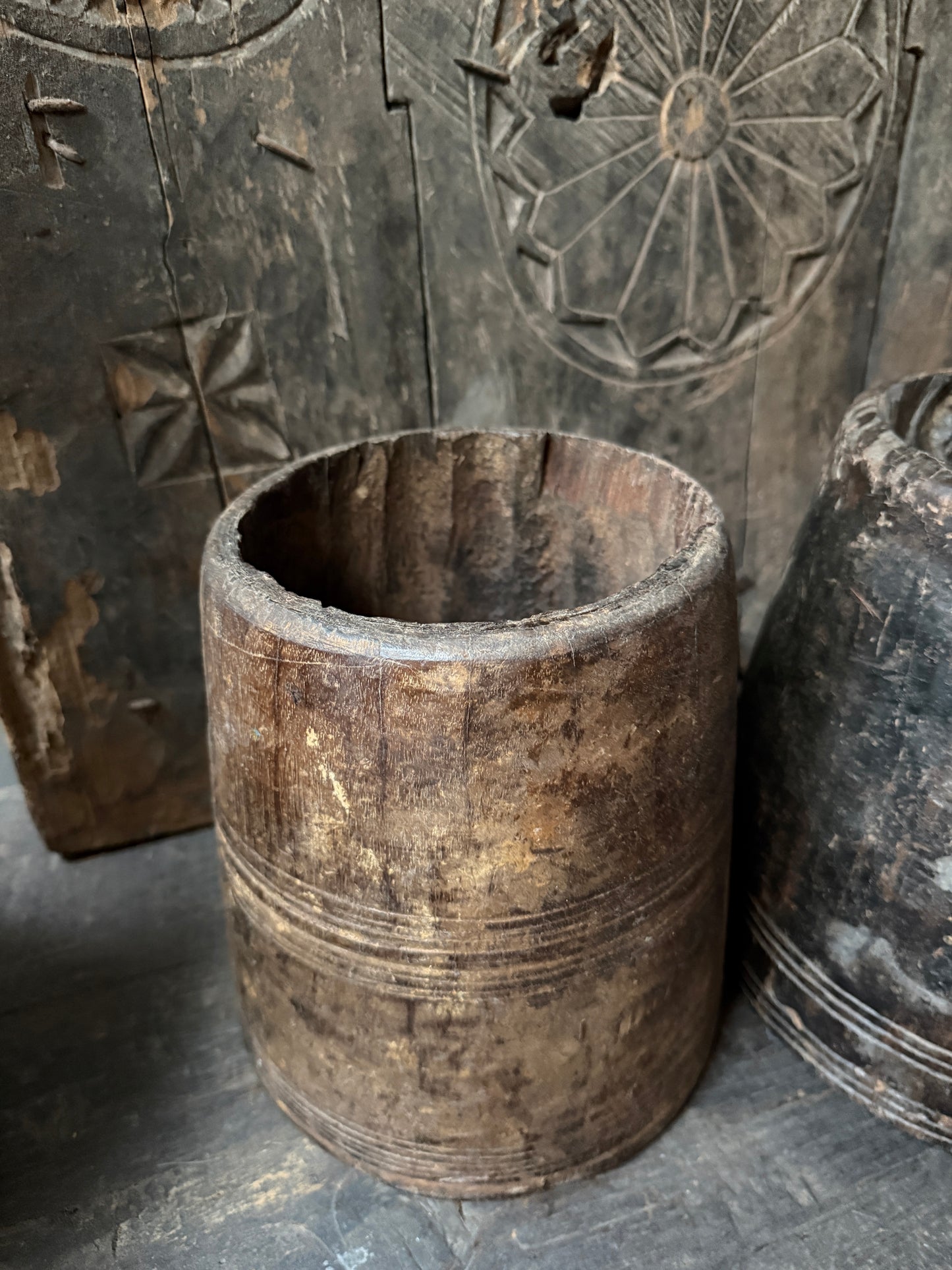 Authentieke handgemaakte houten pot, landelijk en sober woonaccessoire uit India