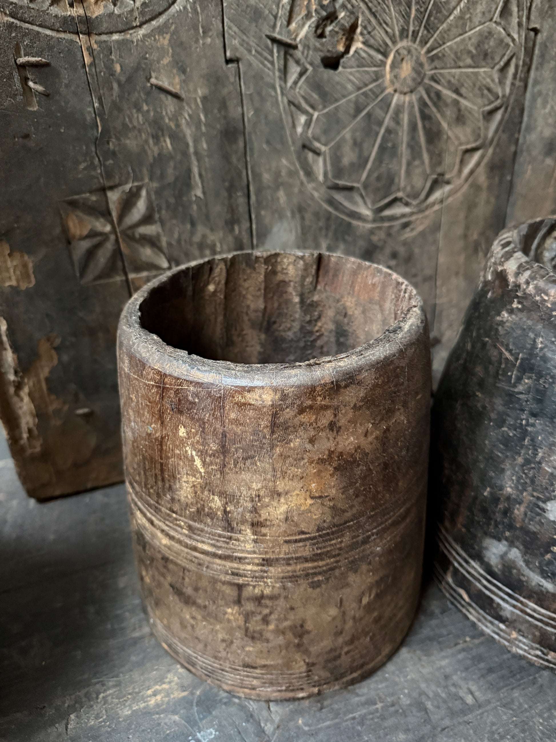 Authentieke handgemaakte houten pot, landelijk en sober woonaccessoire uit India