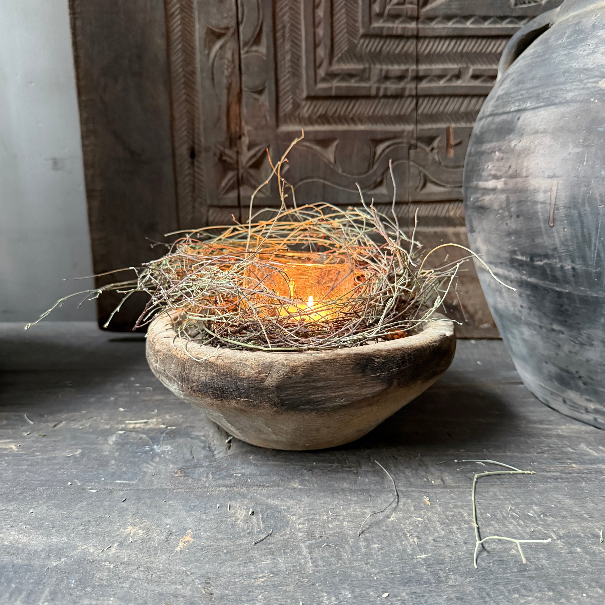 Decoratieset met oud houten schaaltje, windlicht en tijmkransje