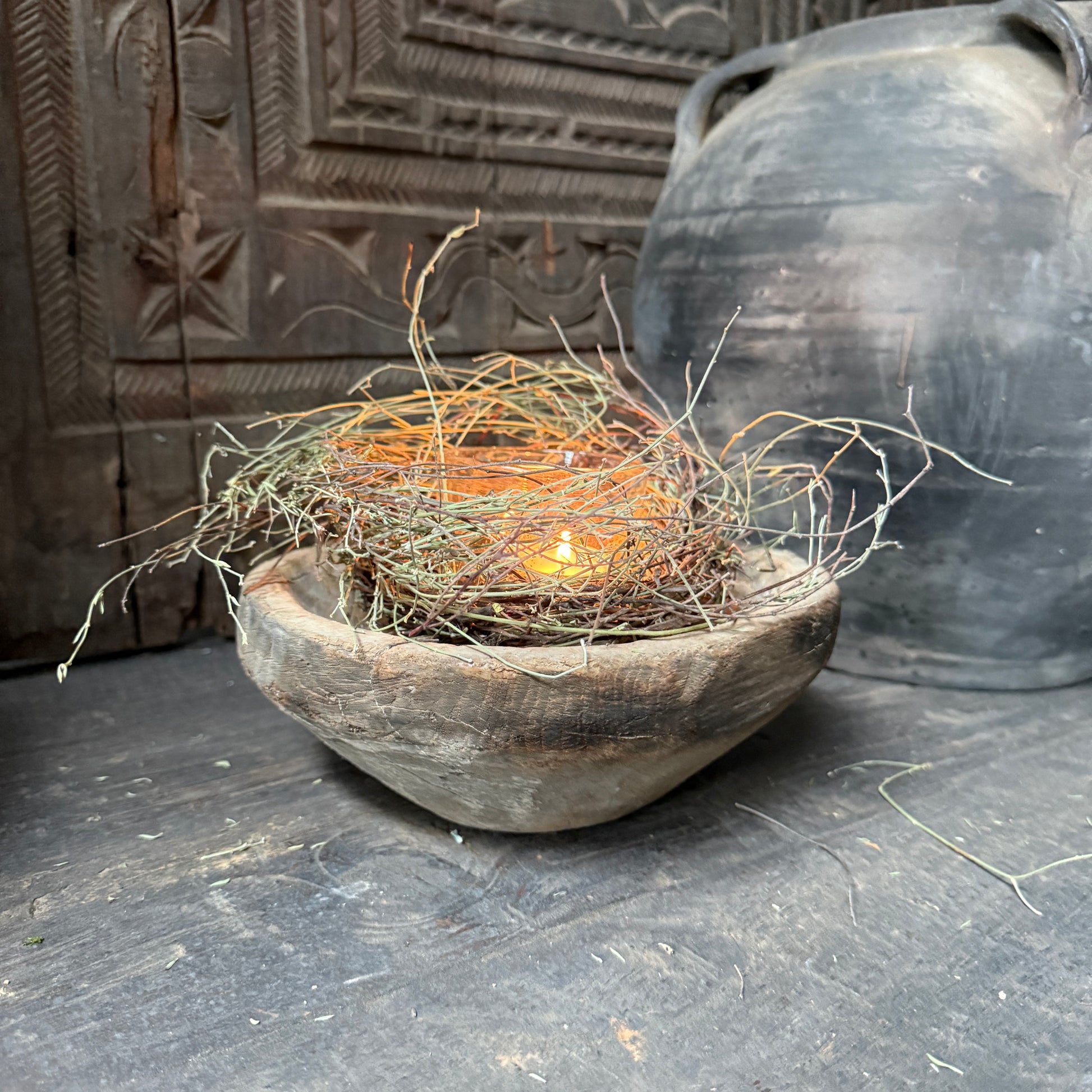 Decoratieset met oud houten schaaltje, windlicht en tijmkransje