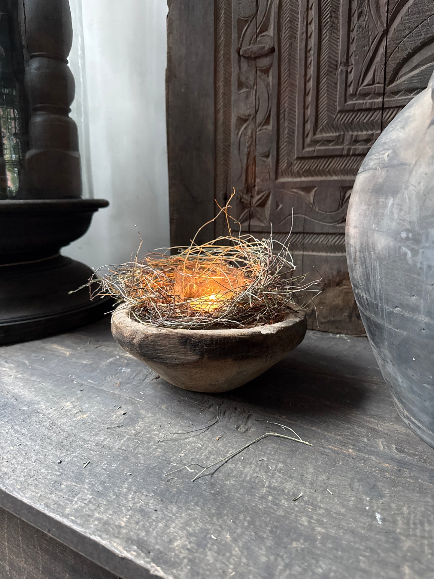 Decoratieset met oud houten schaaltje, windlicht en tijmkransje