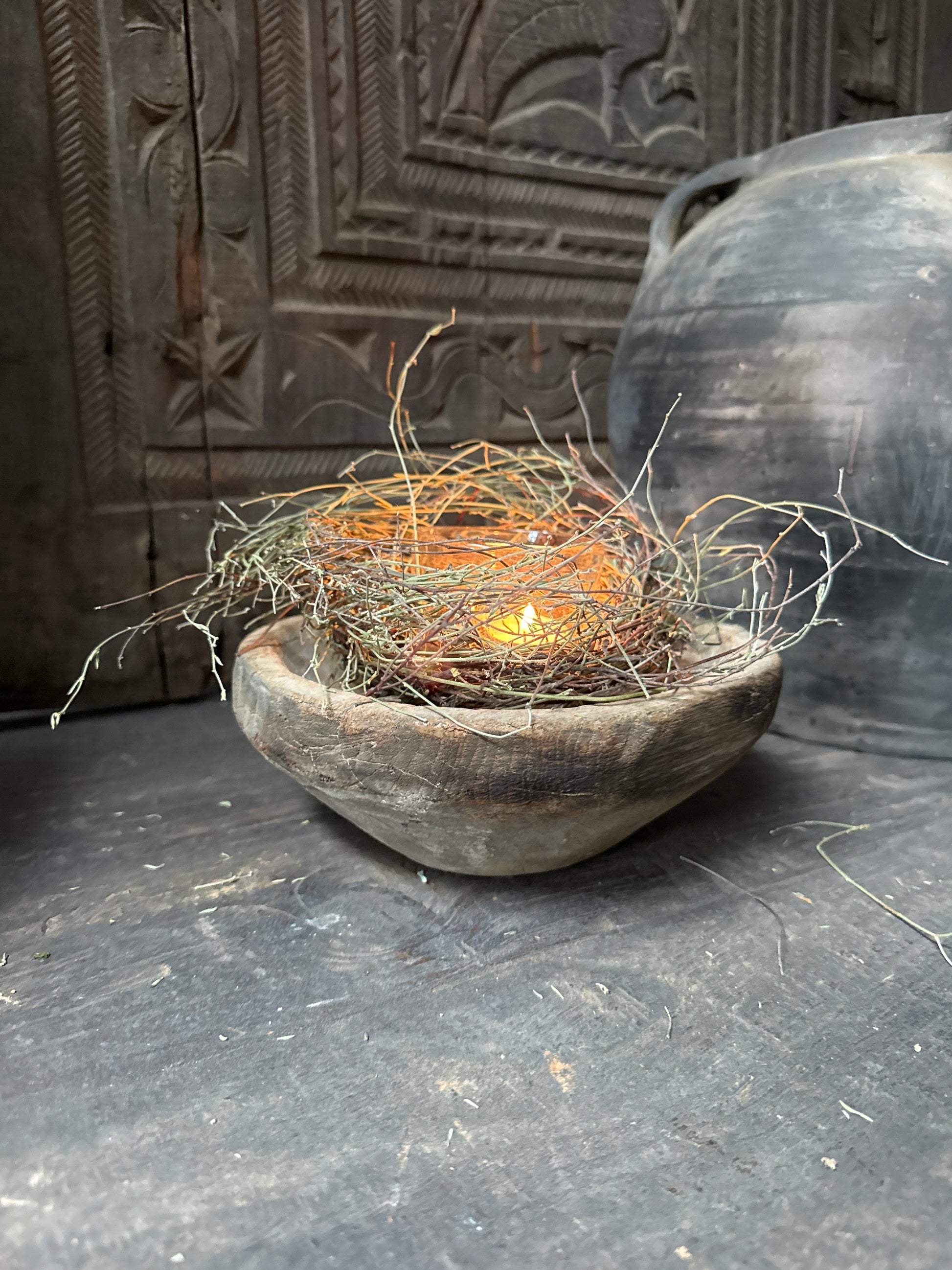 Decoratieset met oud houten schaaltje, windlicht en tijmkransje