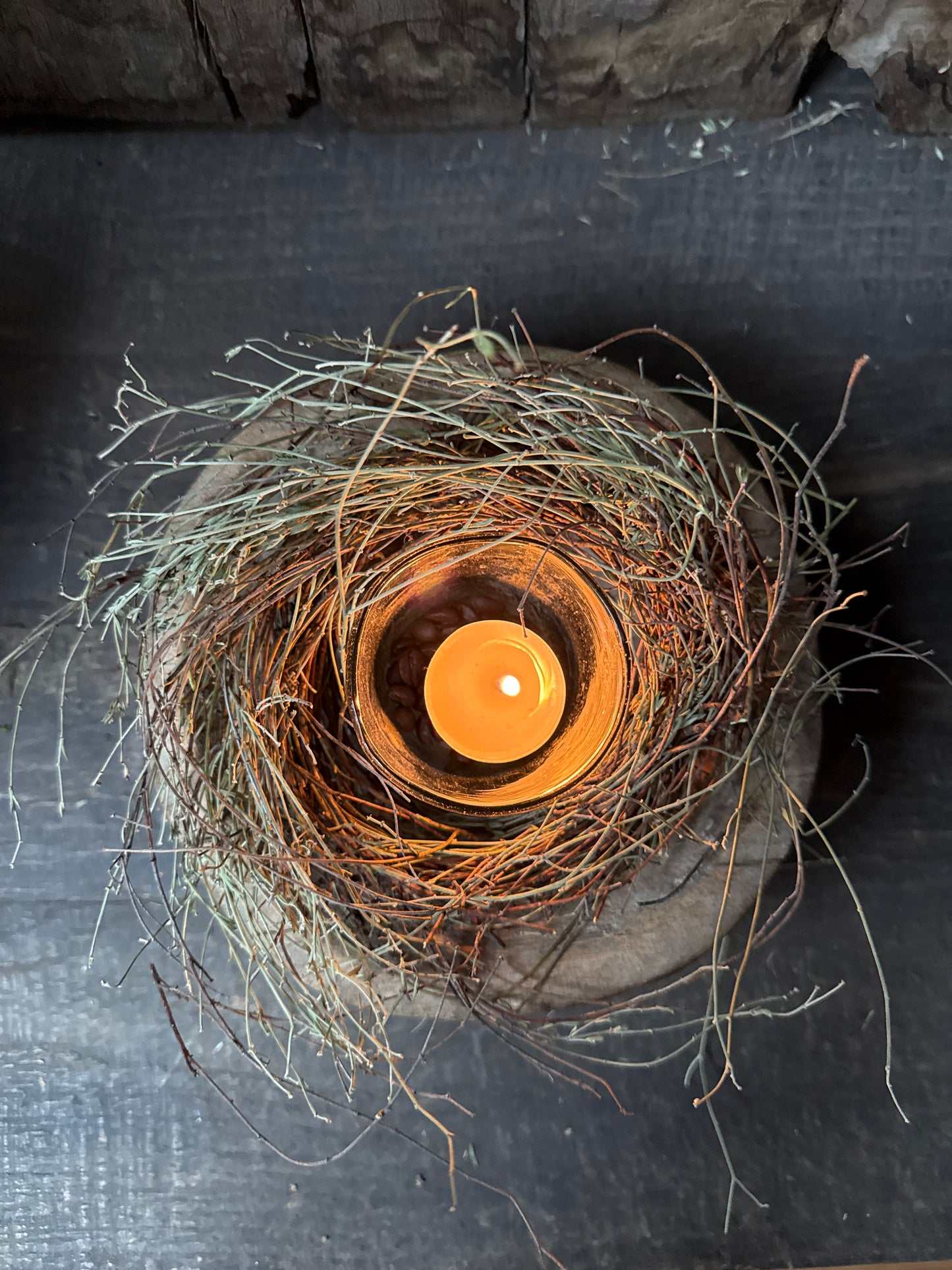 Decoratieset met oud houten schaaltje, windlicht en tijmkransje