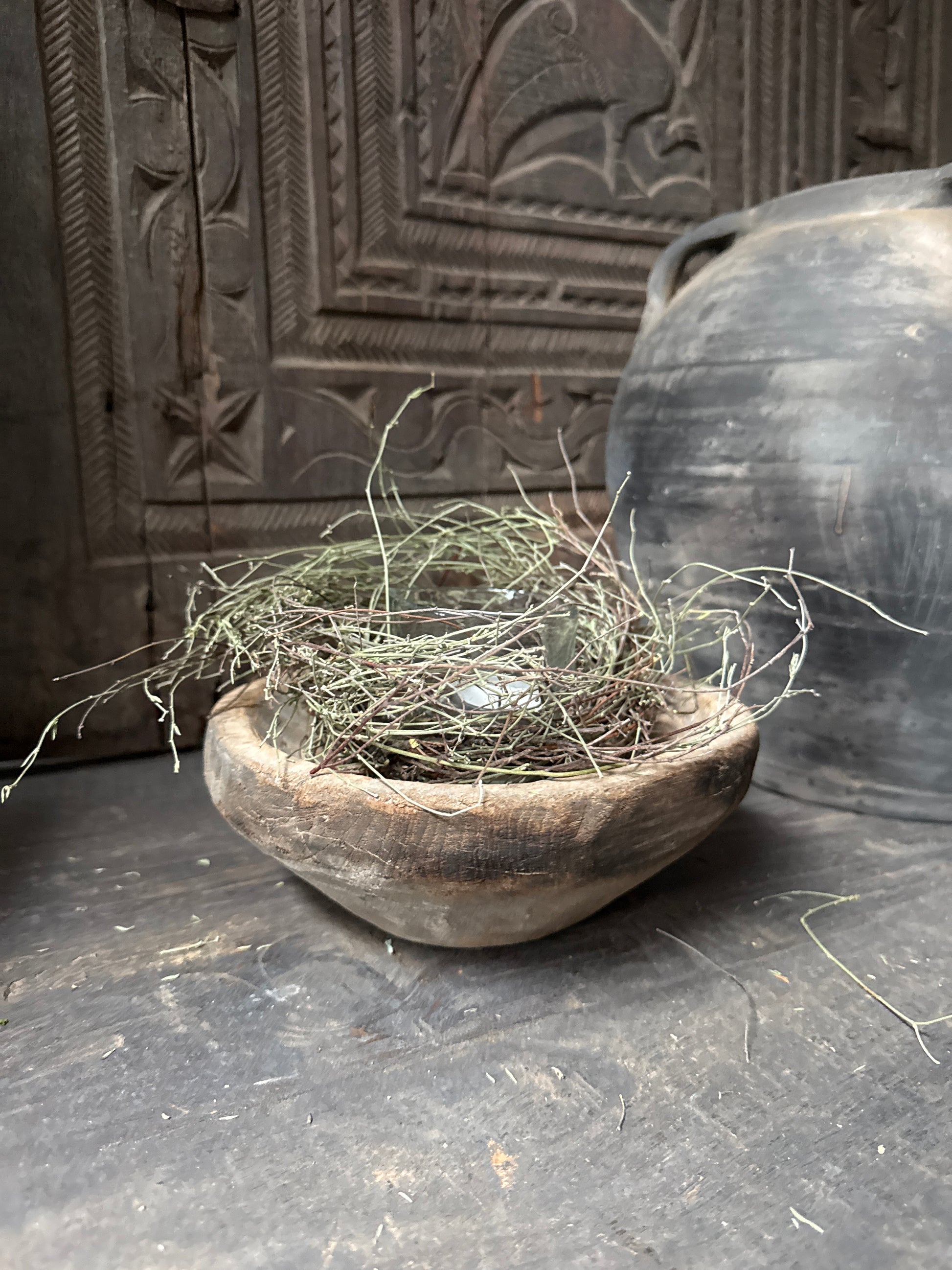 Decoratieset met oud houten schaaltje, windlicht en tijmkransje