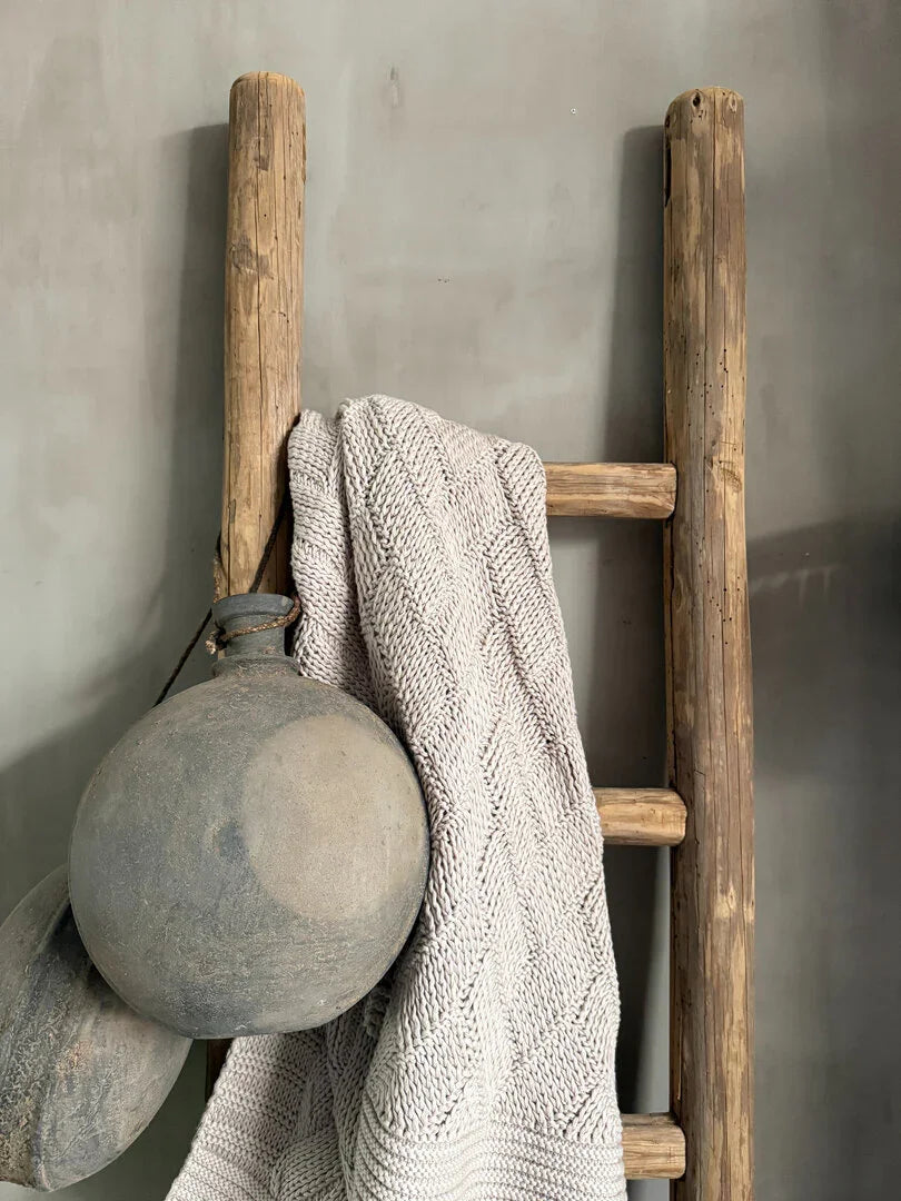 Houten ladder met grijze plaid en kruik, sobere landelijke woonaccessoire My Sober Home