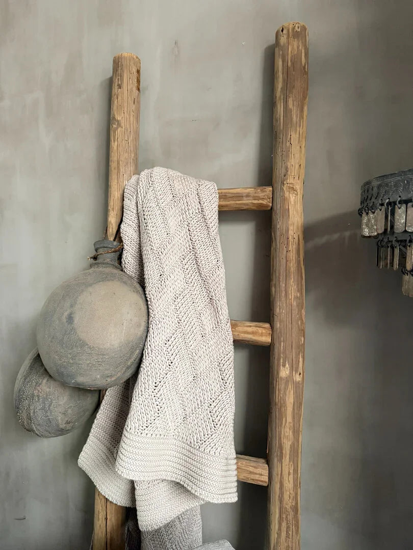 Houten ladder met linnen plaid en kruiken, landelijke en sobere woonaccessoires My Sober Home