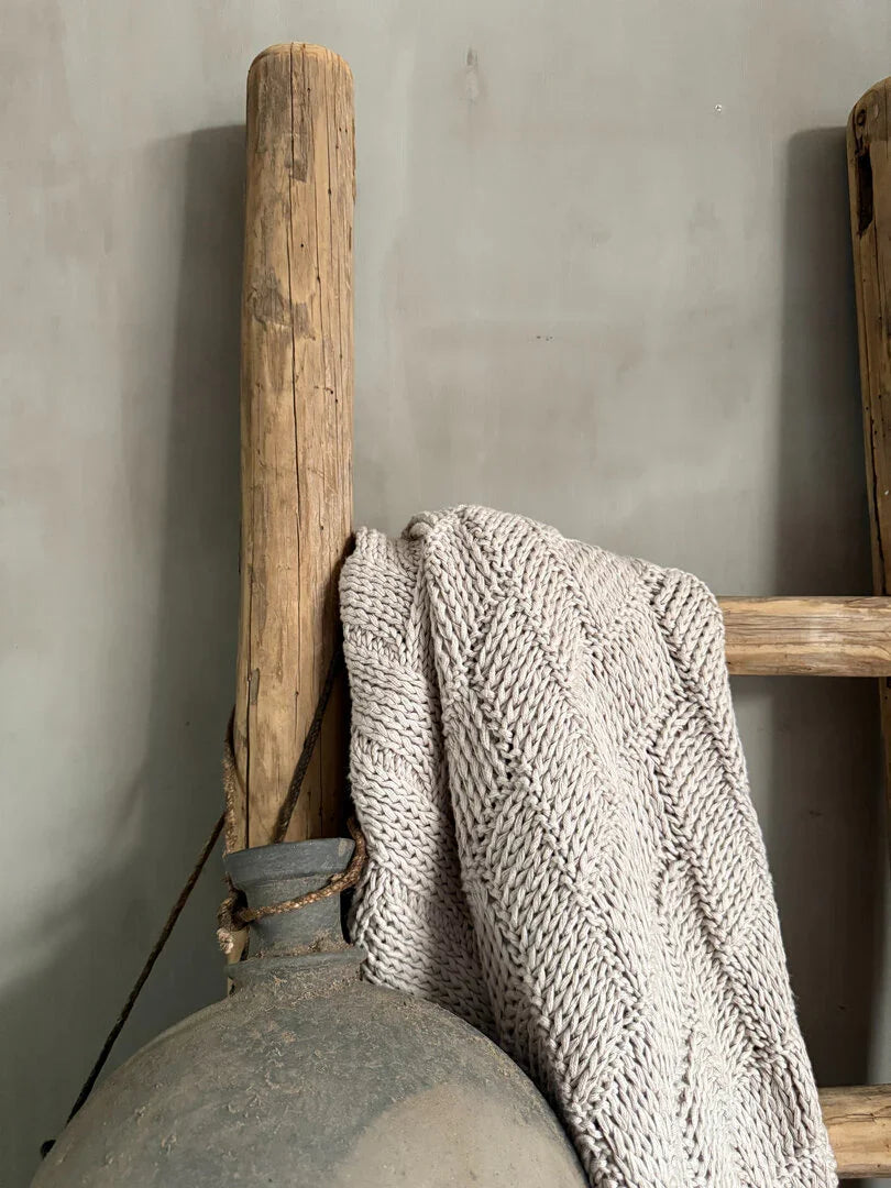 Sober landelijke houten ladder met gevlochten plaid en vintage kruik, My Sober Home woonaccessoire