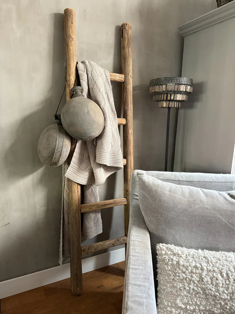 Houten ladder met wollen plaids en kruiken in sober landelijk interieur, My Sober Home woonaccessoire