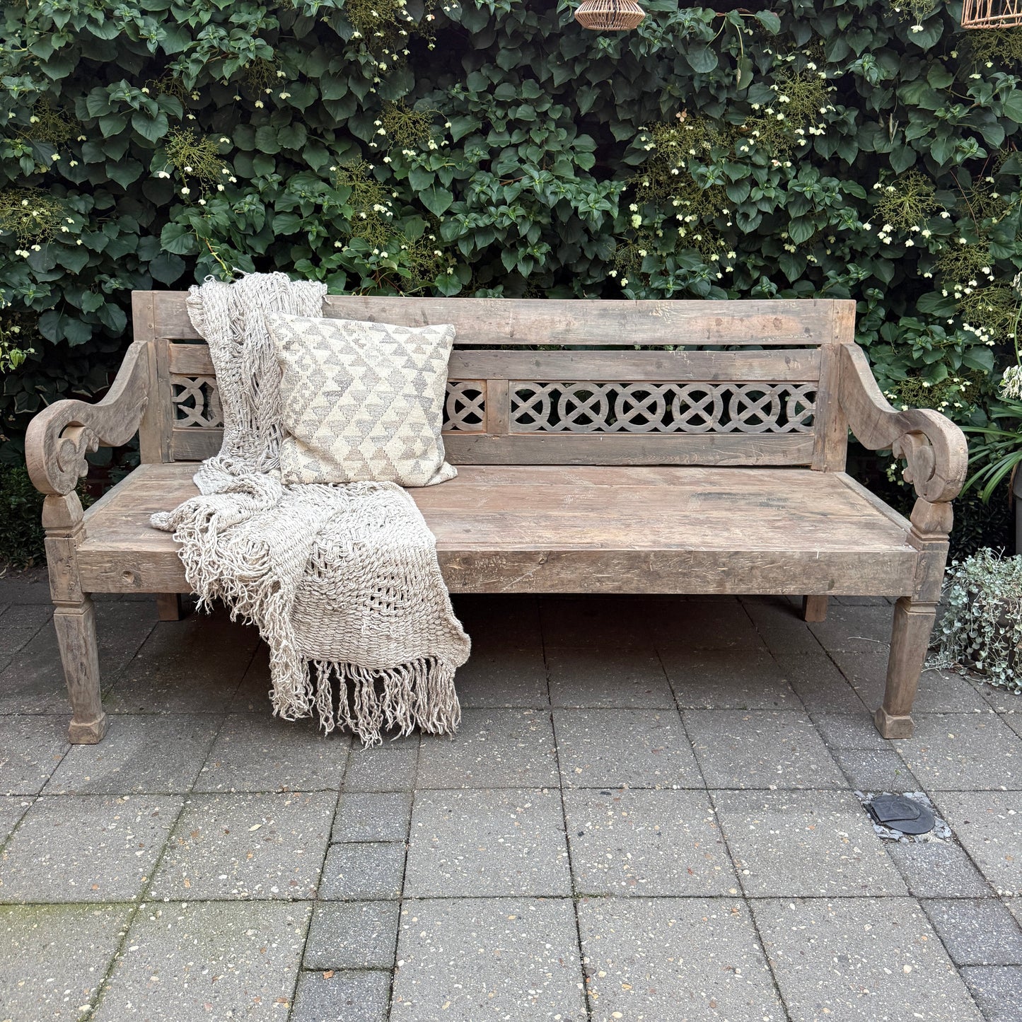 Oude houten stationsbank met vergrijsde uitstraling