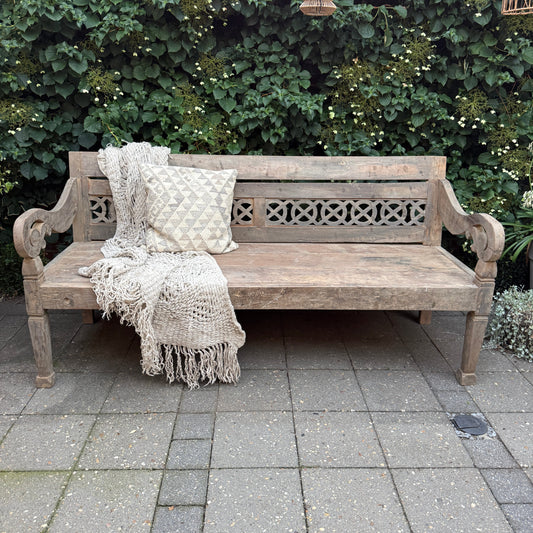 Oude houten stationsbank met vergrijsde uitstraling