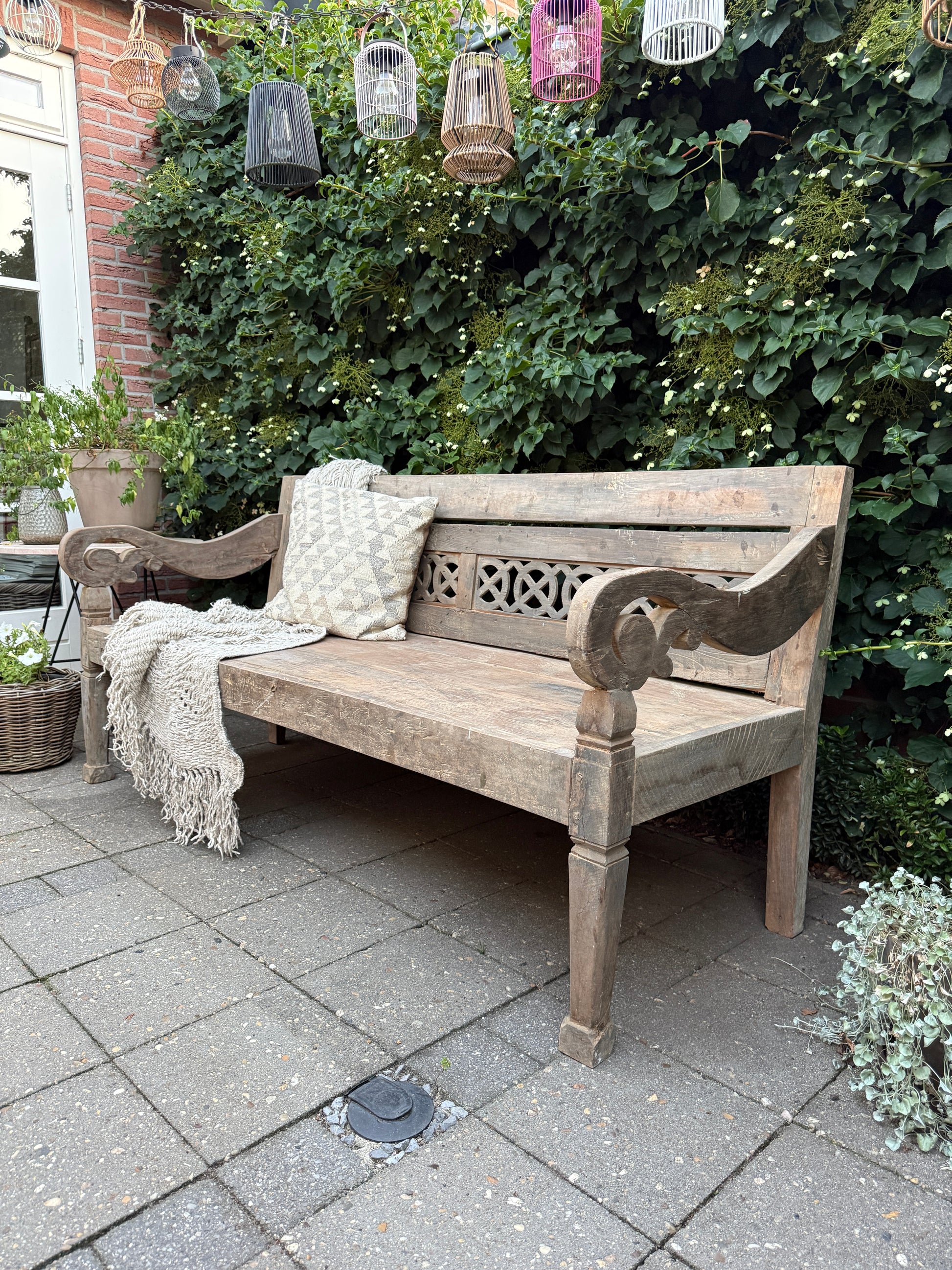 Vergrijsde oude houten stationsbank 187 cm
