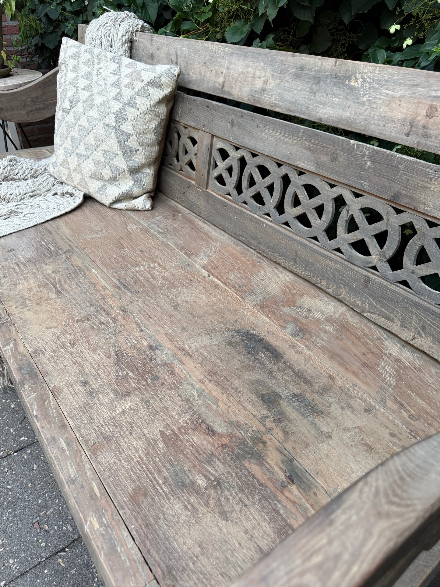 Lange oude houten stationsbank met open rug