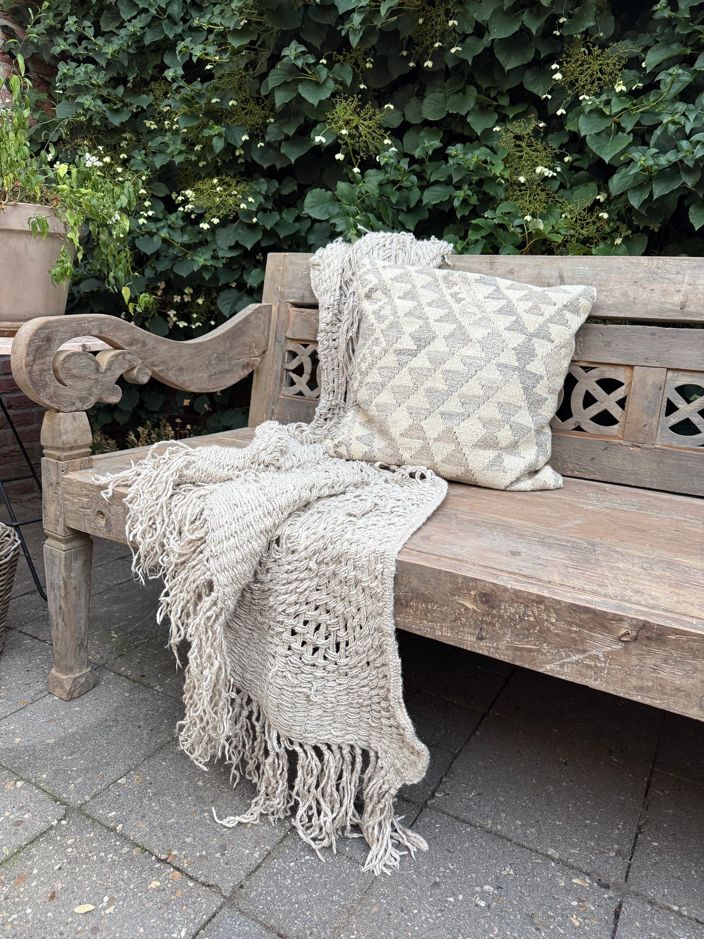 Stationsbank van oud hout met doorleefde uitstraling