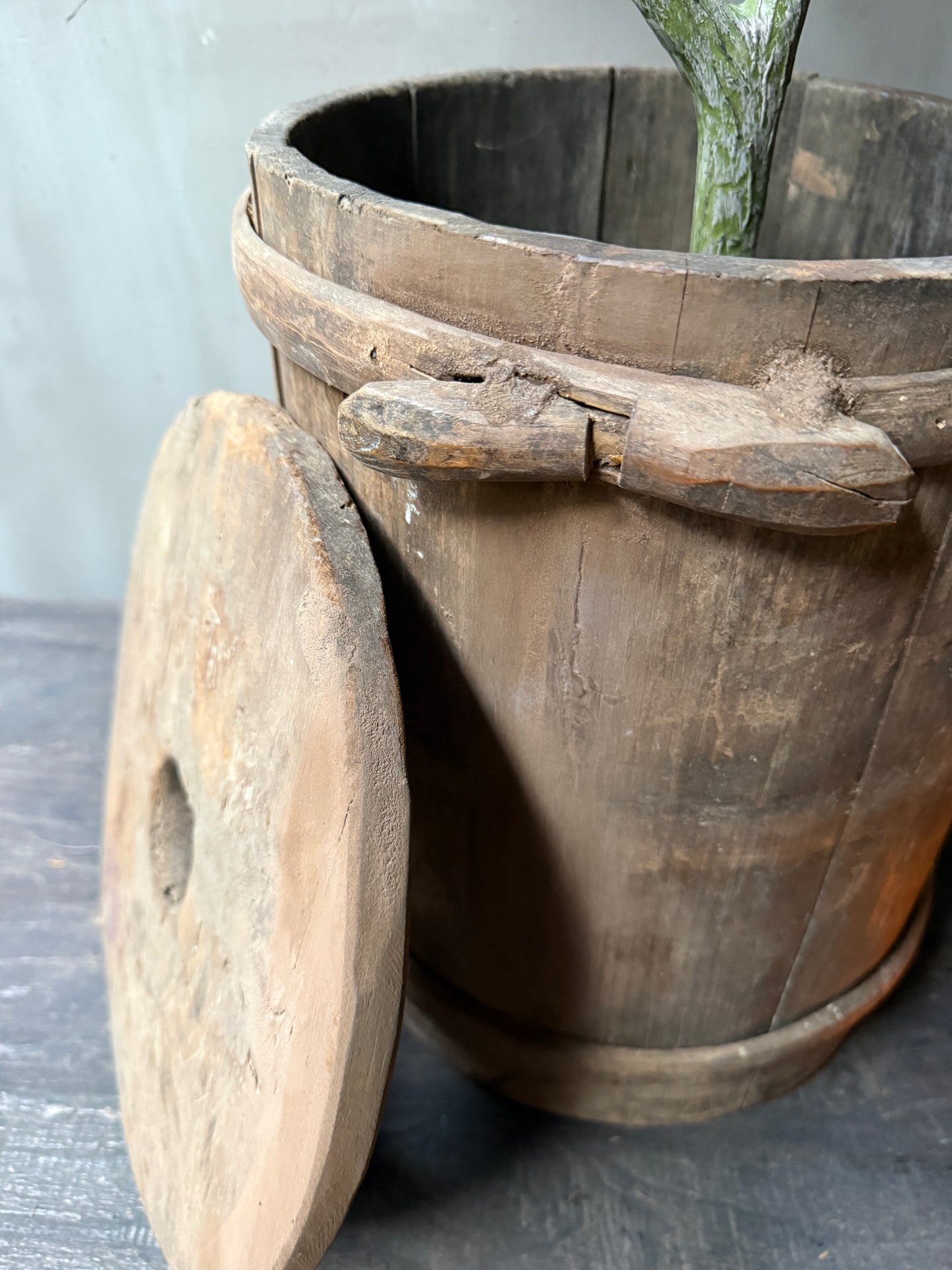 Authentieke oude houten karnton / boterkarn