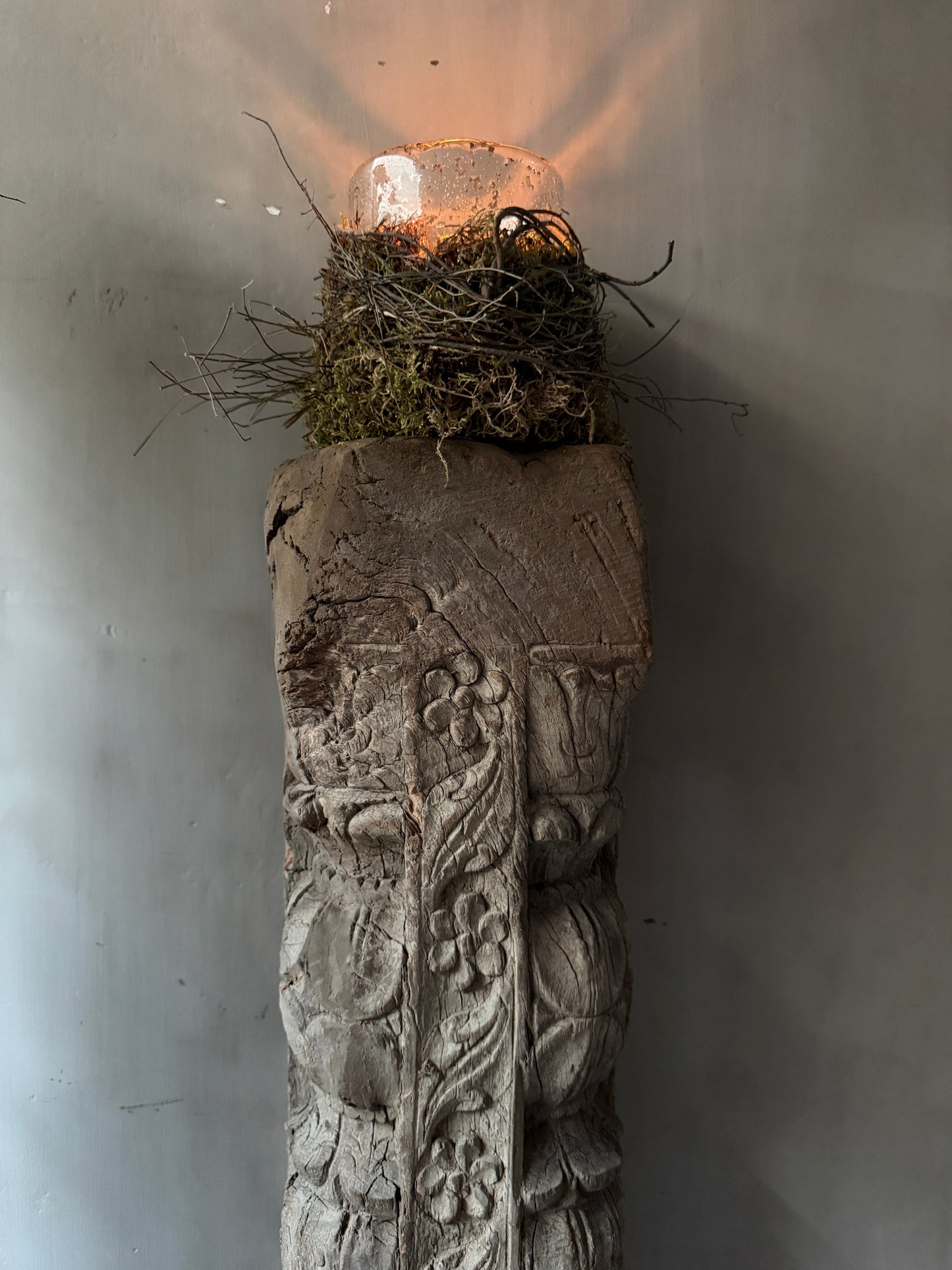 Oude houten pilaren India (rechter op foto)