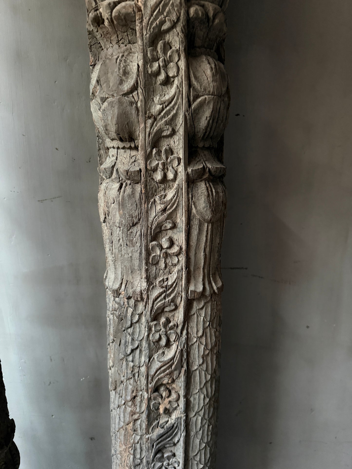 Oude houten pilaren India (rechter op foto)