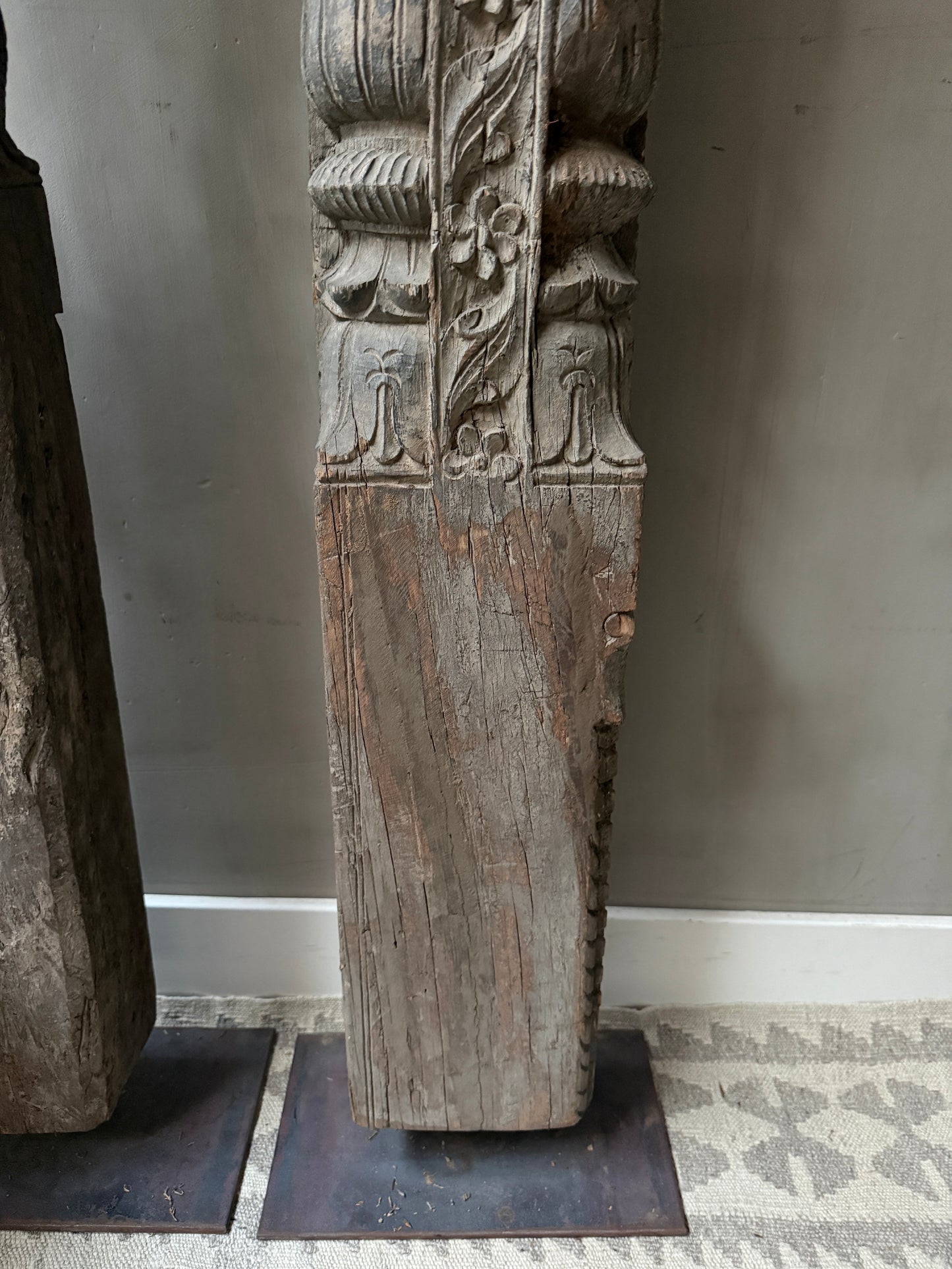 Oude houten pilaren India (rechter op foto)