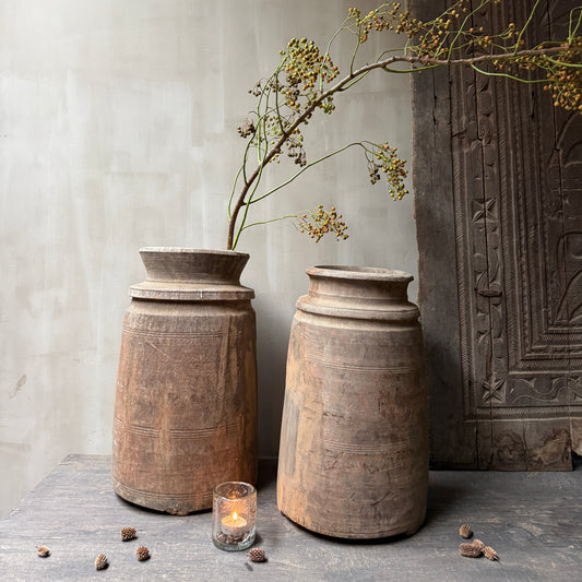 Grote Nepalese kruik Naga pot (rechter op de foto)