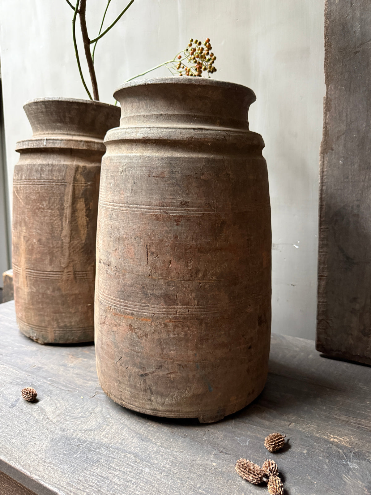 Grote Nepalese kruik Naga pot (rechter op de foto)