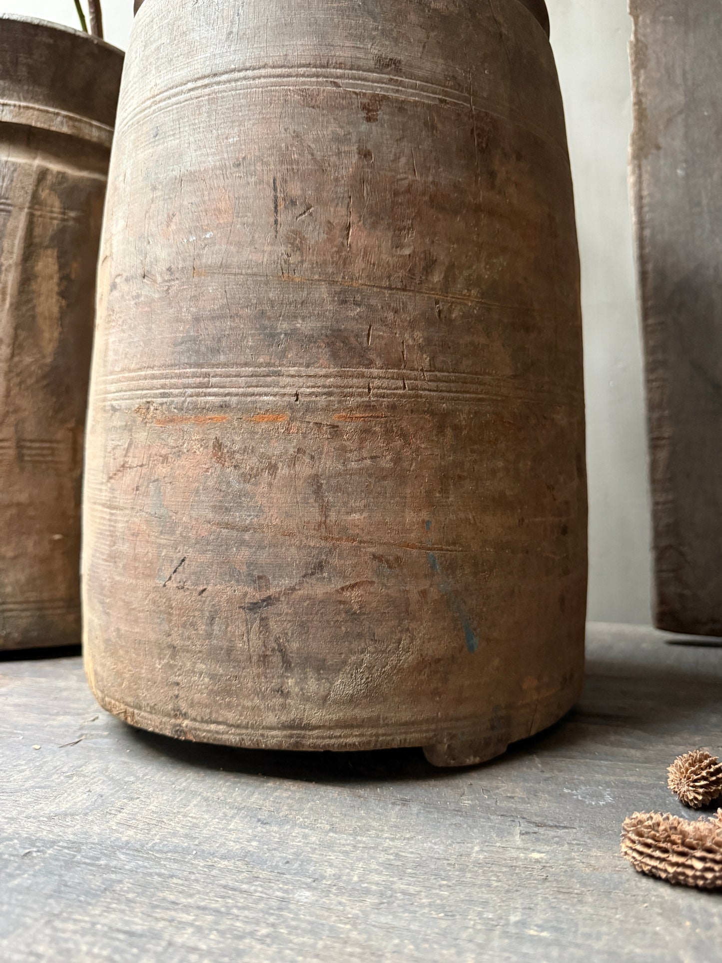 Grote Nepalese kruik Naga pot (rechter op de foto)