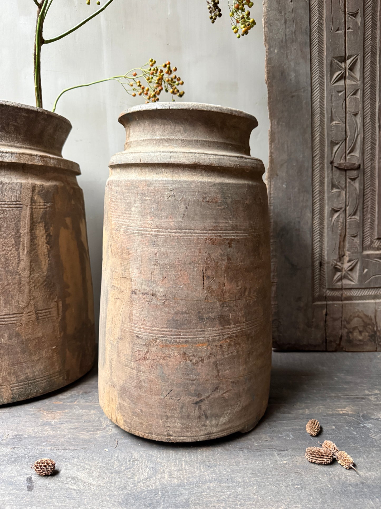 Grote Nepalese kruik Naga pot (rechter op de foto)