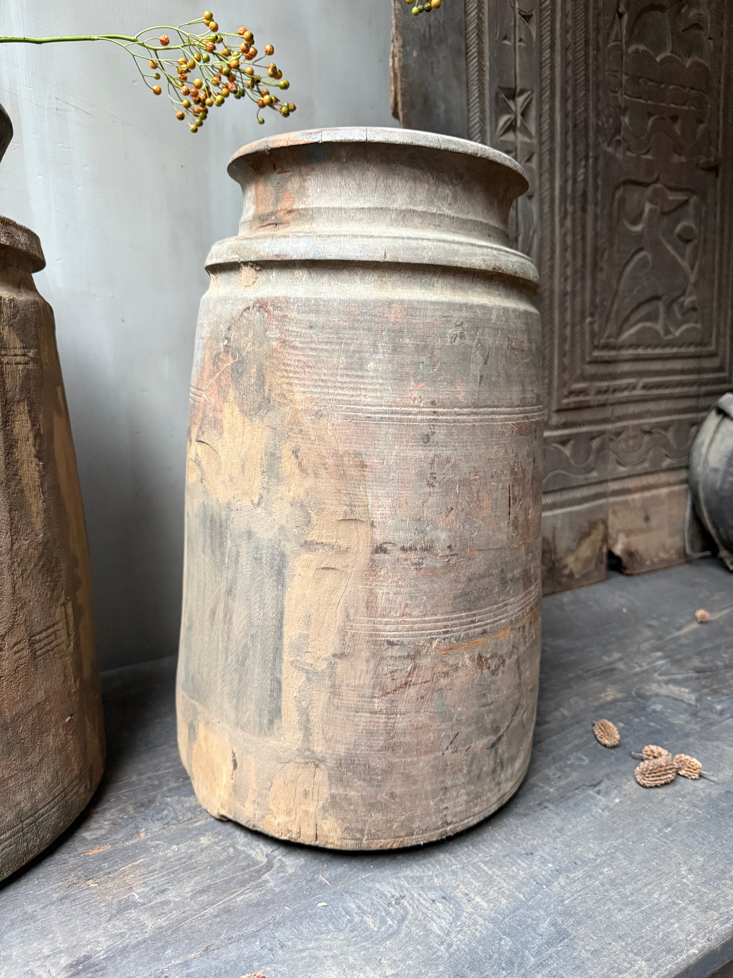 Grote Nepalese kruik Naga pot (rechter op de foto)