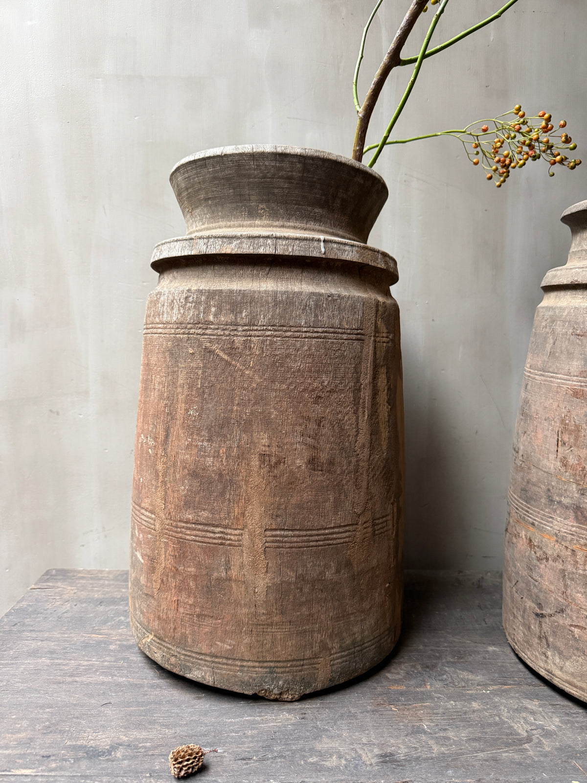 Grote Nepalese kruik Naga pot (linker op de foto)