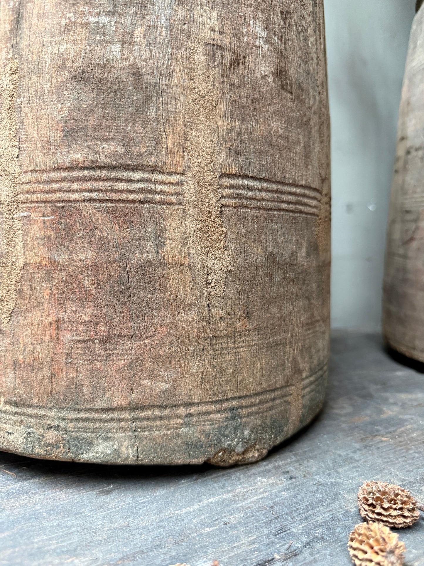 Grote Nepalese kruik Naga pot (linker op de foto)