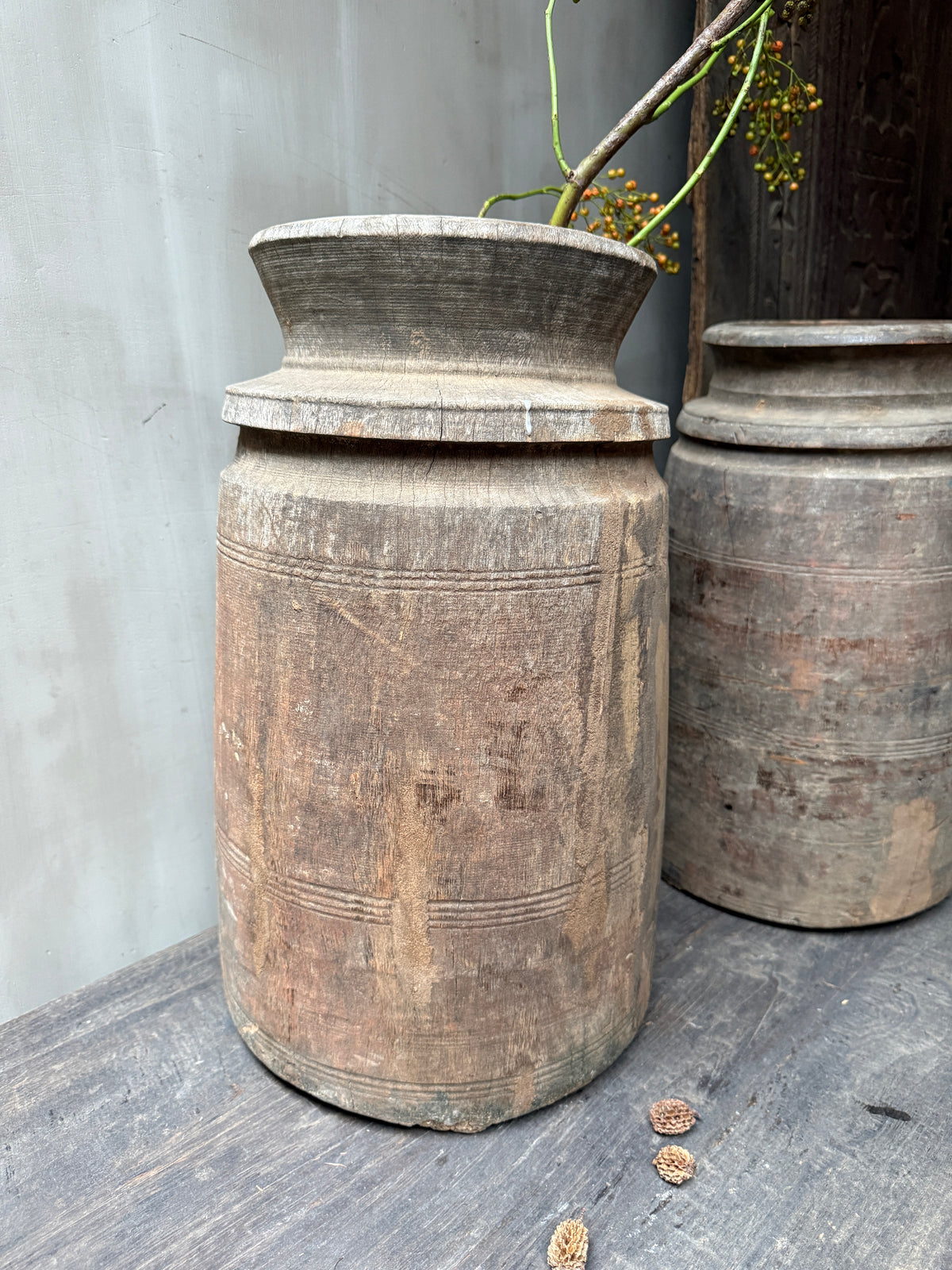 Grote Nepalese kruik Naga pot (linker op de foto)