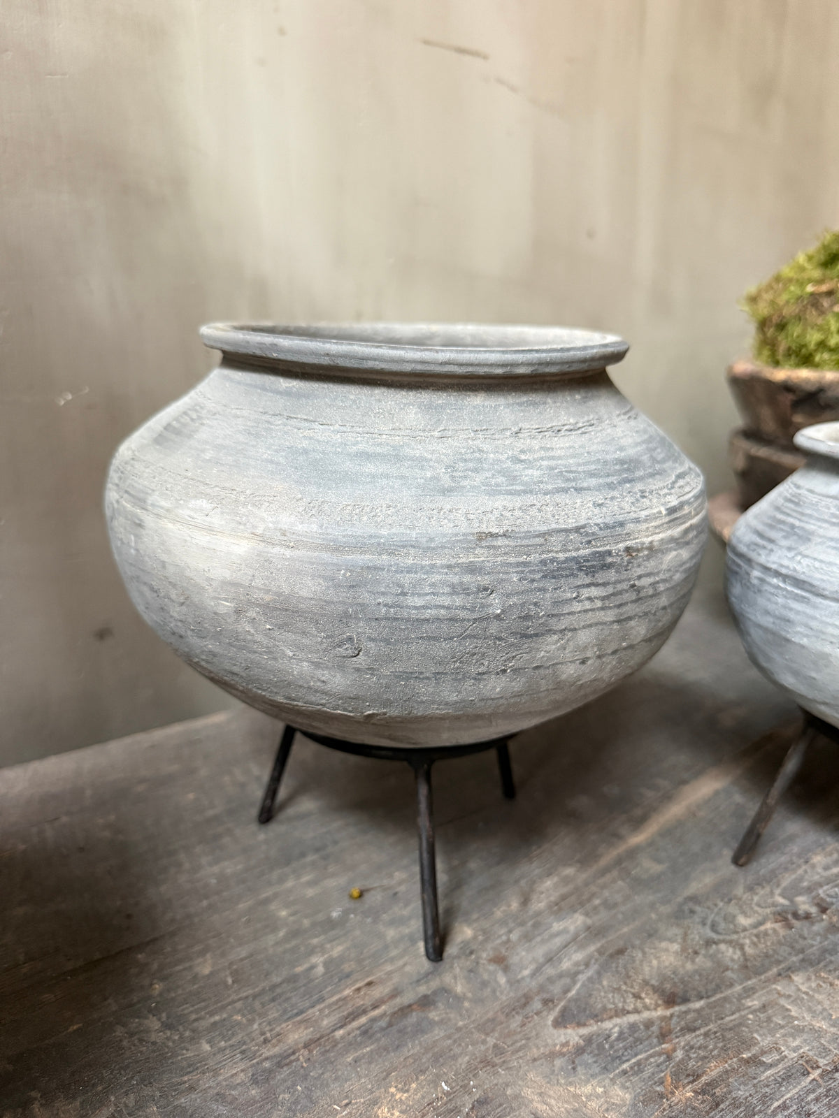 Wobbly/tumble pot on tripod