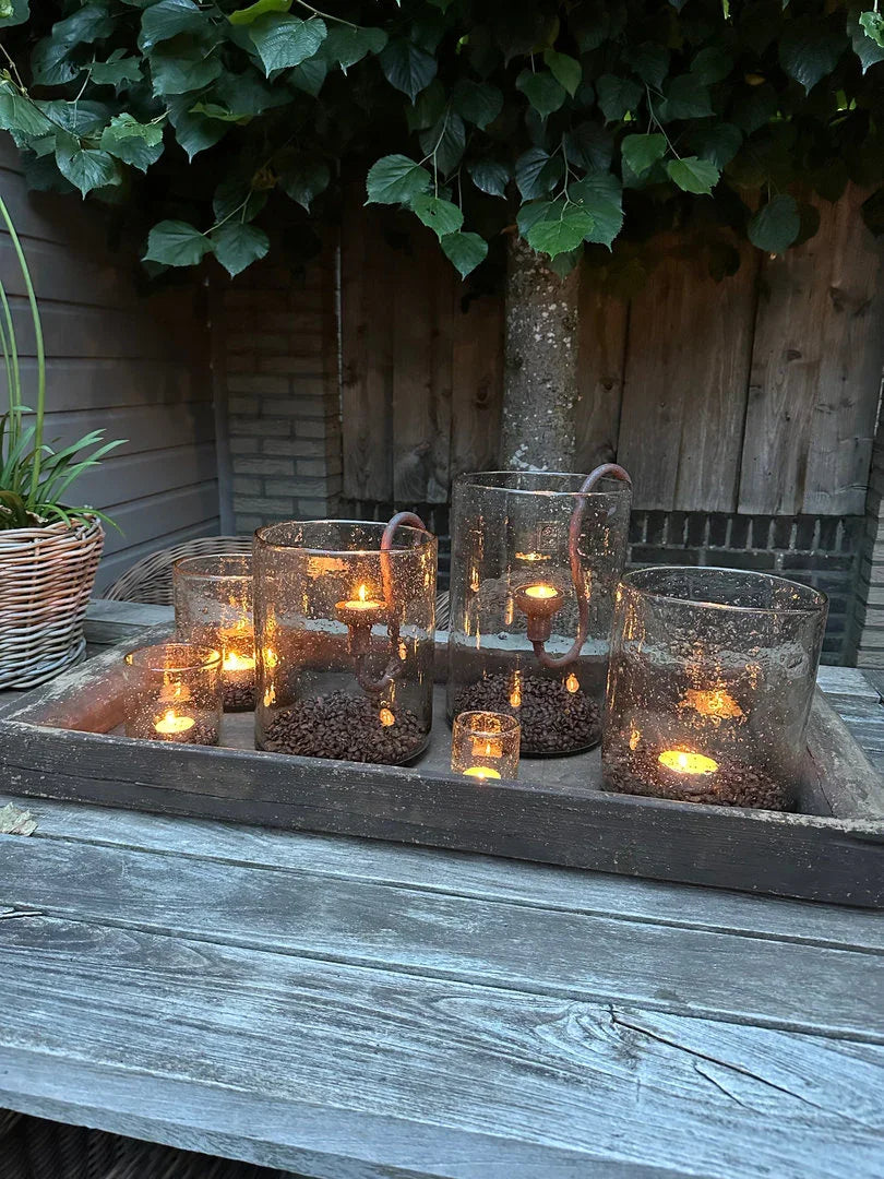 Handgemaakte landelijke windlichten met kaarsen op houten dienblad, sober interieurdecor