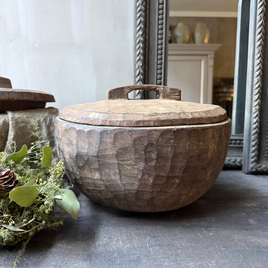 Oude houten pot / bak met deksel