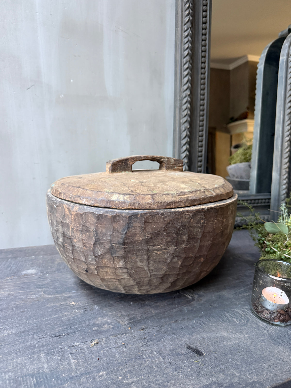 Oude houten pot / bak met deksel