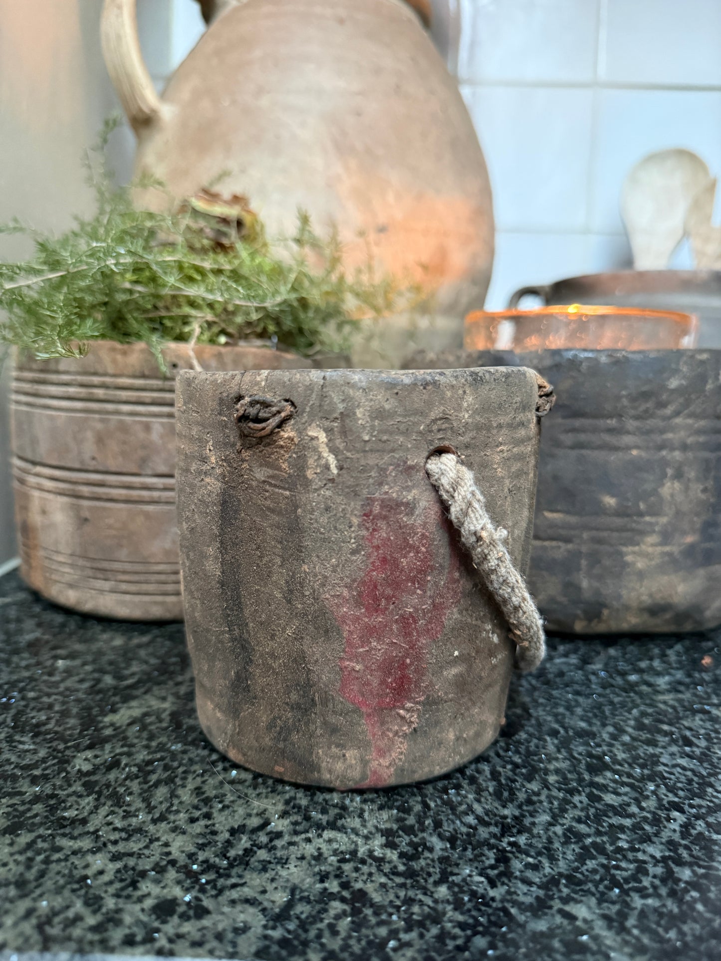 Authentieke handgemaakte houten pot met touw, landelijke woondecoratie, My Sober Home