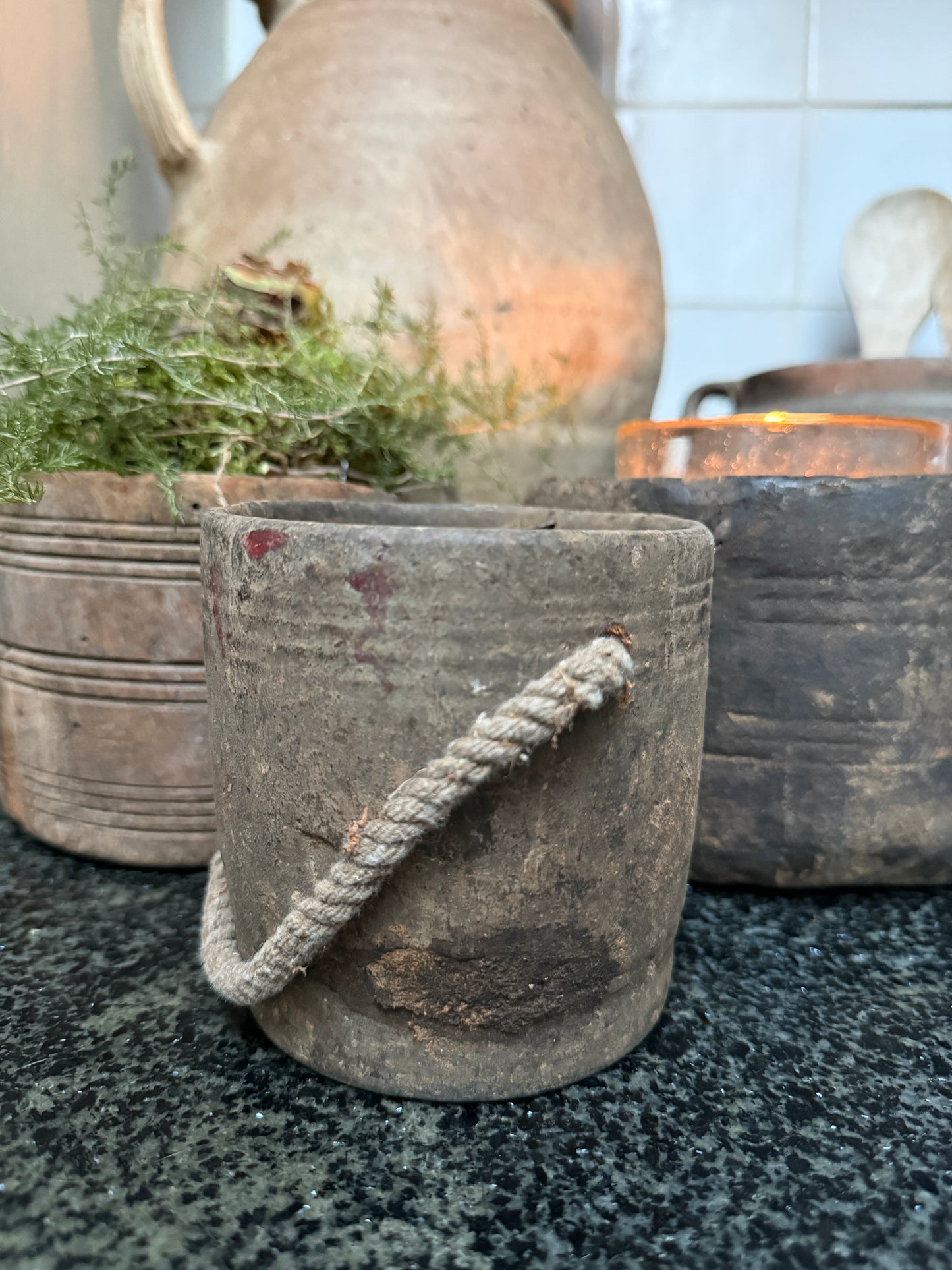 Handgemaakte sobere stenen pot met touw, landelijke woonaccessoire op aanrecht, My Sober Home