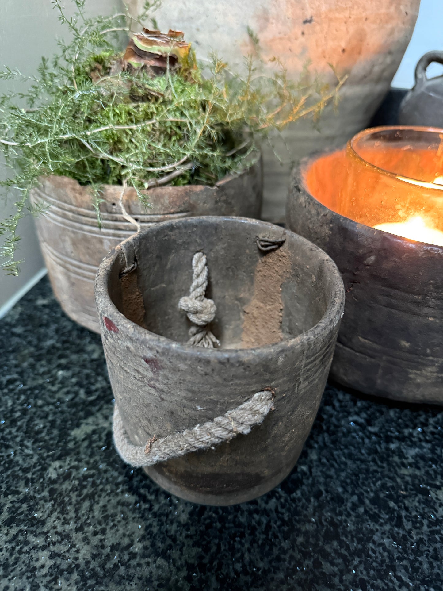 Authentiek handgemaakt Indiaas aardewerk, rustiek met touw, landelijke woondecoratie.