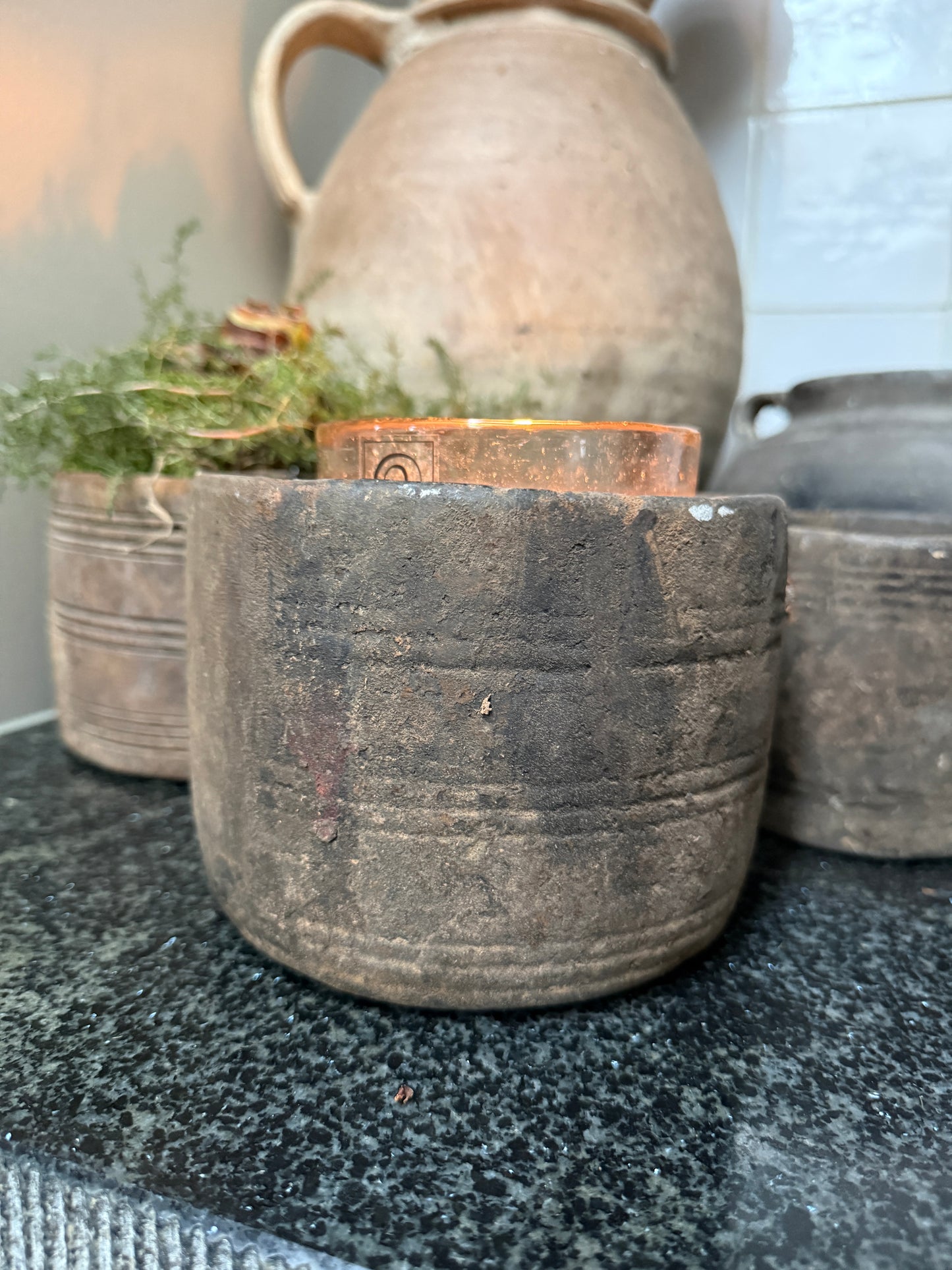 Handgemaakte vintage pot met kaarsje en groen, rustiek landelijk woonaccessoire uit India