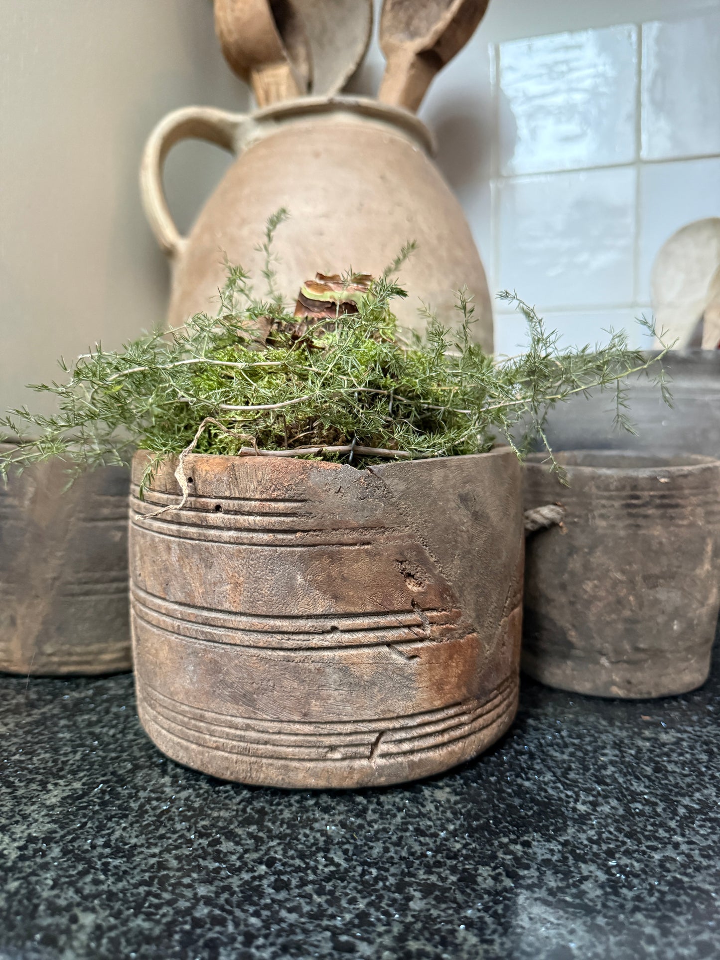 Handgemaakte landelijke pot met groen op zwart aanrecht, My Sober Home woonaccessoire